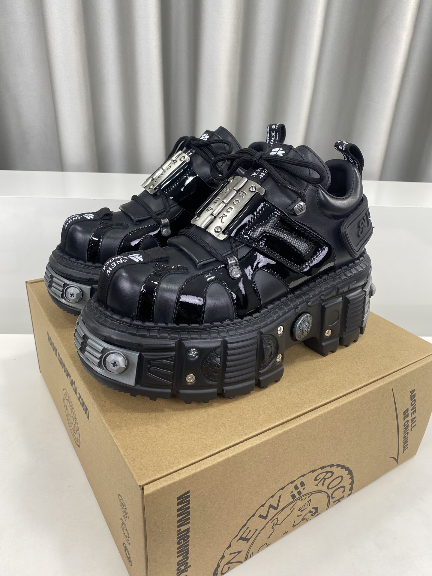 NO:272995,Men's 10 NewRock. Dark Punk Martin Rock Tank Mecha Hardcore War Shoes NEWROCK Spanish high-end shoes brand has a century-old brand of high-end shoes. It has a unique hard-core design that has entered the public's vision. It uses tank elements as the sole design, subverts the norm, breaks the monotony and dullness, lit up the overall shape, attracts attention and achieves a meaningless posture. Under the design-sensible hard-core shape and metal accessories, the unruly punk spirit is opened up, interprets a unique and iconic style, and shows its pioneering leader level in the field of thick-soled shoes. It is the Nirvana darling of major fashion weeks. The ultra-light foamed sole solves the disadvantages of bulkiness, and those who know how to keep their eyes closed. Fabric is waxy calfskin. Inner is top layer of waxed calfskin. Inner is top layer of cowhide leather. Original foam combination sole is 6 cm high and super light.  35-39 for women (40 custom made without return or exchange) 39-44 for men (45 custom made without return or exchange) Full set of counter packaging, cowhide19860909男10 NewRock. 暗黑 朋克 马丁 摇滚 坦克 机甲硬核狂战鞋 NEWROCK 西班牙高阶鞋履百年品牌,独具一格的硬核设计进入大众视野,以坦克元素作为鞋底设计,颠覆成规,打破单调沉闷,点亮整体造型,瞩目吸睛,成就无谓之姿. 充满设计感的硬核造型与金属配件的加特下,开启桀骜不驯的朋克精神,演绎独树一帜的标志性风格,在厚底鞋领域展现了其先锋鼻祖的领袖水准,是各大时装周的涅盘宠儿. 超轻发泡大底解决了笨重的弊端,懂货的闭眼入. 面料 头层蜡感小牛皮. 内里 头层牛皮内里. 原版发泡组合大底6公分跟高超级轻. 码数女35-39（40定做不退换）  男39-44（45定做不退换） 专柜全套包装,,cowhide,Men's shoes