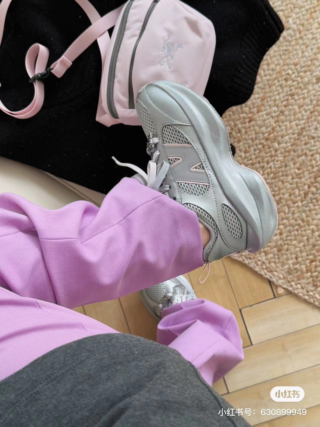 NO:229612,Ganni x New BALANCE NB joint Fresh Foam sneakers Fresh Foam sneakers are equipped with the latest innovative Fresh Foam soles, which have super cushioning performance, bringing excellent support and comfort experience to all-weather wear. The use of breathable materials ensures air circulation in the shoes, making it an ideal choice for daily activities ~ exercise and fitness!  The design of the tongue and heel is a joint logo, which is very personalized. The fine details on the upper are incorporated into Ganni's iconic butterflies, adding a unique style to this sneaker and reflecting Ganni's lively and playful design concept. Size35-40 (40 size custom made without return or exchange), dad shoes, sneakers19860909Ganni x New BALANCE NB联名 Fresh Foam运动鞋 Fresh Foam运动鞋搭载有最新创新Fresh Foam鞋底,拥有超强的缓震性能,为全天候穿着带来卓越的支撑与舒适体验.采用透气材料,确保鞋内空气流通,使之成为日常活动~运动健身的理想选择！ 鞋舌与鞋跟上设计有联名标识,极具个性.而鞋面上细闪细节,融入了Ganni标志性的蝴蝶,为这款球鞋增添了一抹独特风情,体现了Ganni活泼俏皮的设计理念. Size35-40（40码定做不退换）,老爹鞋,sneakers,Women's Shoes