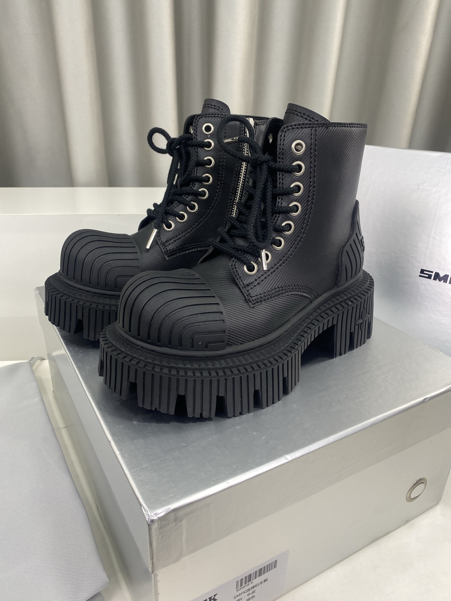 NO:229530,SMFK Niche Trendy Brand 25ss Latest Martin Boots Motorcycle Boots Selling Crazy Baby!  The same style as Wu Xuanyi has been very popular recently. It’s really awesome and I like it more and more!  This silver Martin boot is really suitable for winter. The bright colors make the cool colors. The winter is not so monotonous. Don’t miss the cool treasure boot boots. The original upper mold opening special material. The inner material is original heel height 6.5cm. The sole is original rubber outsole. Size35-39 (40 custom made without return or exchange), boots, boots, boots.19860909SMFK 小众潮牌 25ss最新款 马丁靴 机车靴 卖疯了 宝子们！吴宣仪同款最近非常门 爆真的是很耐看越看越喜欢！ 这款银色马丁靴真的太适合冬天了 颜色亮眼让冷色系的 冬天没那么单调学 去大西北的不要错过飒酷的宝藏靴靴 鞋面原版开模特殊材料 内里原版材质 跟高6.5cm 鞋底原版橡胶大底 Size35-39（40定做不退换）,靴子,boots,Women's Shoes