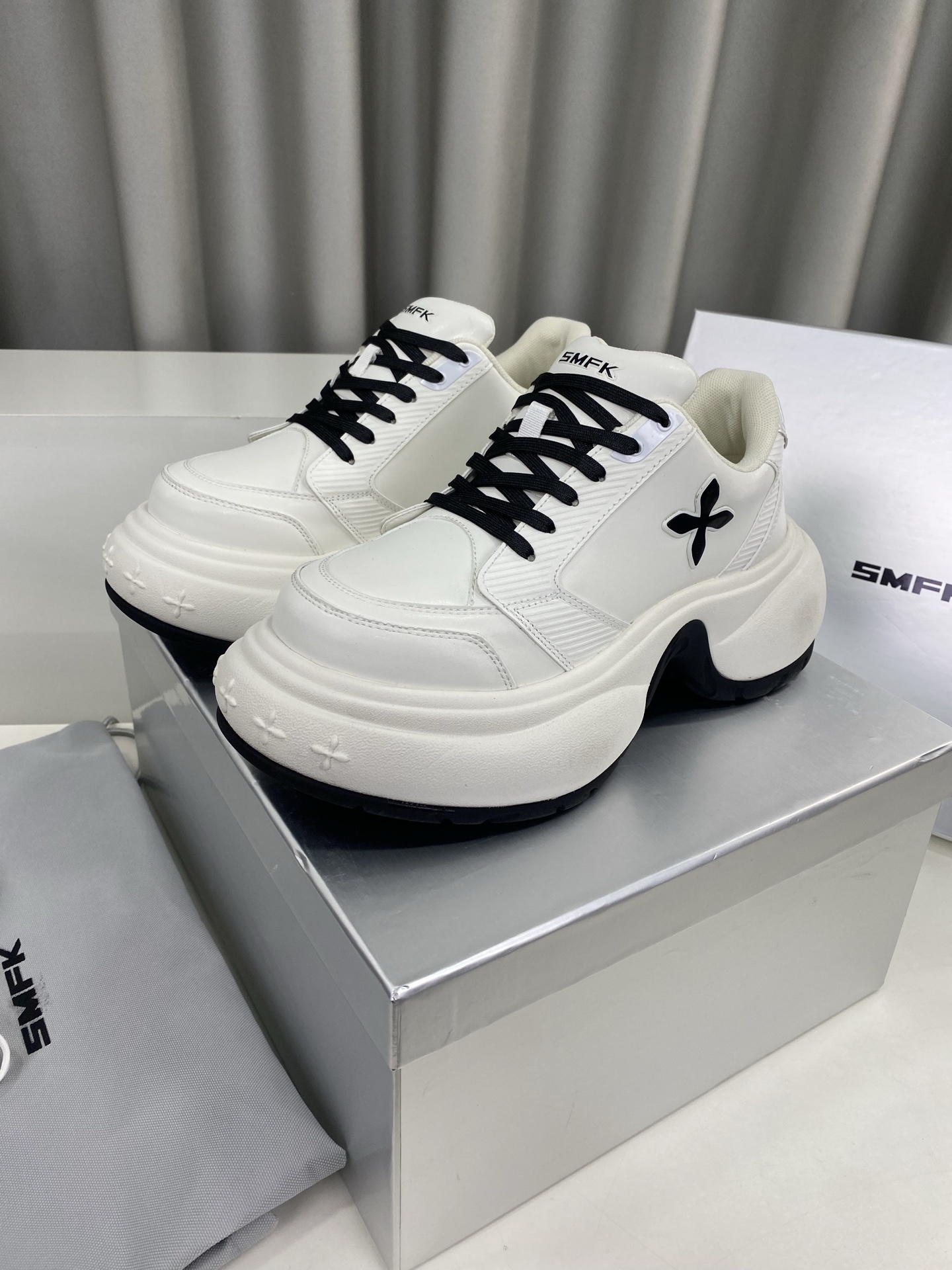 NO:229555,Smfk niche trendy brand hits, design relief, thick sole, sports shoes, casual shoes, really, very attractive!  The gospel of short babies directly extends the body proportions!  !  The shoe body is soft and comfortable, the sole is wear-resistant and non-slip - and every color is very versatile. It is really suitable for this spring and summer. The upper is original cowhide/original net, the inner lining is original mesh, heel height 6cm, the sole is original EVA rubber foam sole, size 35-40 (40 custom made without return and exchange), casual shoes/sports shoes, sneakers, cowhide19860909Smfk 小众潮牌爆款 设计感浮雕 厚底 运动鞋 休闲鞋 爆真的是很耐看越看越喜欢！矮个子宝宝的福音直接拉长身材比例！！ 鞋身柔软舒适,鞋底耐磨防滑- 而且每个颜色都非常百搭.真的太适合这个春夏 鞋面原版牛皮/原版网 内里原版网面 跟高6cm 鞋底原版EVA橡胶发泡大底 码数35-40（40定做不退换）,休闲鞋/运动鞋,sneakers,cowhide,Women's Shoes