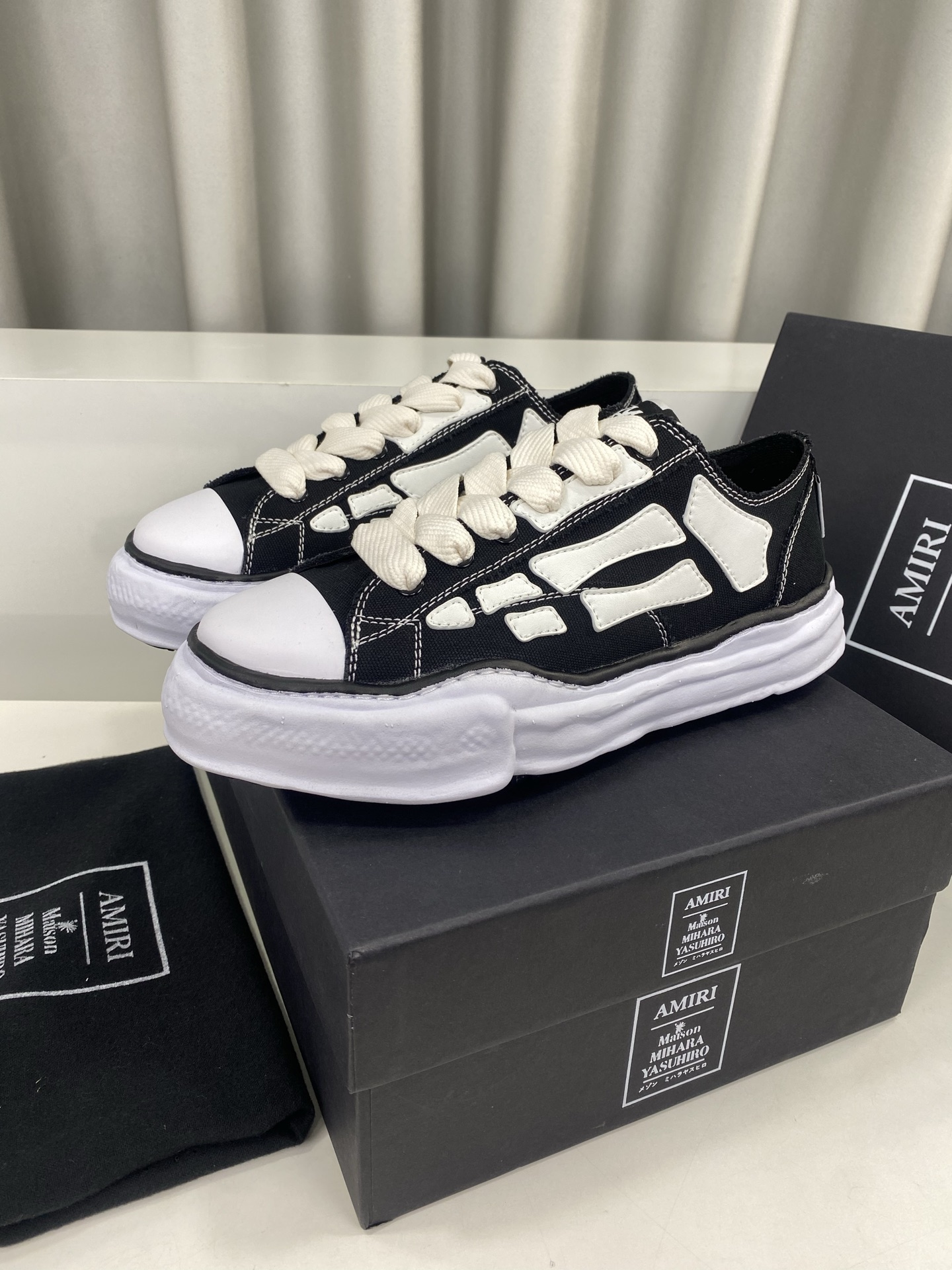 NO:272849,Men's 10 AMIRI × Maison MIHARA YASUHIRO Bone Dissolving Shoes Brand Order Original Quality AMIRIxMMY Jointly launches joint shoes, cleverly blending the classic designs of the two brands Handmade clay mold soles and AMIRI's signature BONES leather embroidery details are a major feature of the shoe, showing unique craftsmanship and style Material upper original custom space Monica canvas!  Inner original technology cloth, large bottom original molded steel stamp EVA foam base, size 35~39 for women (40, custom-made non-return and exchange) Male 39~44 for men (45, custom-made non-return and exchange) Full set of original counter packaging,,miri19860909男10 AMIRI × Maison MIHARA YASUHIRO 骨头溶解鞋 品牌订单 原单品质 AMIRIxMMY 携手合作 推出联名鞋款 将两大品牌的经典设计巧妙融合 手工制作的粘土模具鞋底和AMIRI标志性BONES皮革刺绣细节作为鞋款的一大特色 展现出独特的工艺与风格 材质鞋面原版定制太空莫尼卡帆布！ 内里原版科技布、 大底原开模钢印EVA发泡底、 码数女35～39（40、定做不退换）  男39～44（45、定做不退换） 全套专柜原包装,,amiri,Men's shoes