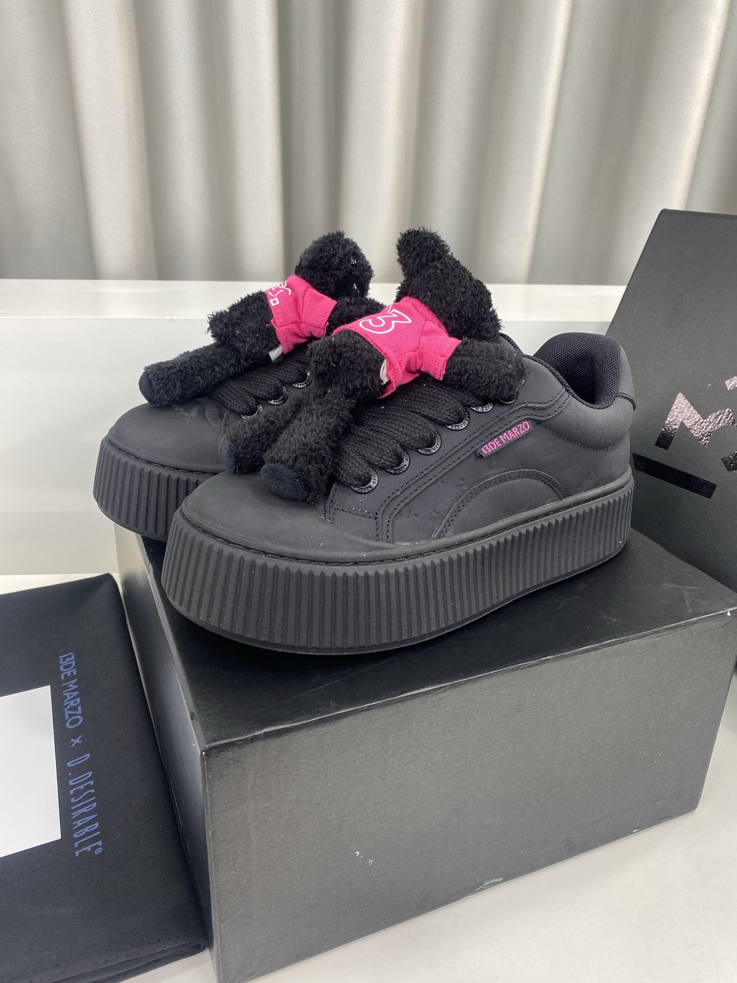 NO:229557,13DEMARZO niche trendy brand 25ss new style Bear, stamp, thick sole, casual shoes, shoes and bear can actually be matched together, soft and cute little bears are fixed with elastic buttons (very strong and not easy to fall off) The spliced ​​upper surface Black will be more dirt-resistant and better care for wide shoelace design, the overall texture is full of rubber sole, wear-resistant and non-slip, the shoe shape is also very suitable for various combinations of daily life, casual and comfortable, the upper original top layer cowhide, the inner original breathable cloth, heel height 5cm, the sole original rubber outsole, size 35-40 (customized for 40), casual shoes/sneakers, sneakers, cowhide1986090913DEMARZO 小众潮牌 25ss新款 小熊 贴章 厚底 休闲鞋 鞋子和小熊居然也能搭配到了一起,软萌可爱的小熊通过弹力纽扣固定(很牢固 不易脱落) 拼接的帮面 黑色会更耐脏也更好打理宽鞋带设计整体质感十足 橡胶鞋底 耐磨防滑 板鞋造型也很适合日常生活的各种搭配 休闲又舒适 鞋面原版头层牛皮 内里原版透气布 跟高5cm 鞋底原版橡胶大底 尺码35-40（40定做）,休闲鞋/运动鞋,sneakers,cowhide,Women's Shoes