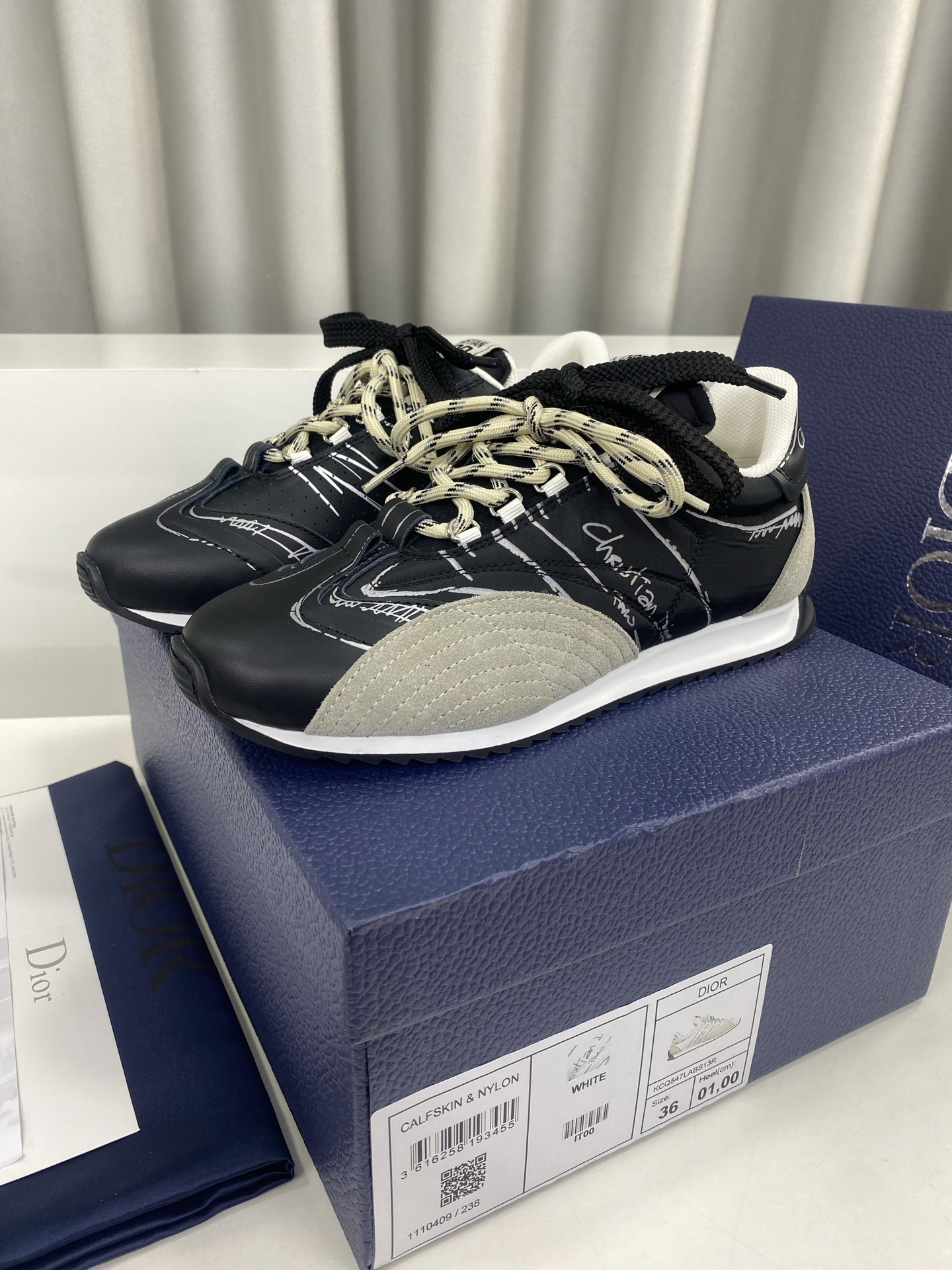 NO:229580,Men's 10 Dior D-Sketch series Graffiti German training shoes Casual sports shoes D-Sketch sneakers show at Dior 2025 Spring and Summer Ready-to-wear series, highlighting the classic retro aesthetic. It is carefully crafted from white nylon and cowhide leather, decorated with printed logo inspired by the shoe production stage, paired with beige suede cowhide leather inserts and pair of shoelaces. The side is decorated with handwritten Christian Dior Paris logo, and the heel and tongue are embellished with Christian Dior Paris logo inserts and signs. Paired with a two-color slim rubber sole, it makes it more refined, adding a high order temperament to various casual looks. The delivery counter is exquisitely packaged Fabric: Original custom cowhide/graffiti Inner footbed breathable mesh Sole original open mold-proof rubber large sole  Sole thickness 2CM Size35-45 (for women 40 men 45 customized without return or exchange), casual shoes/sports shoes, dior, dior, sneakers, cowhide19860909男10 Dior 迪奥 D-Sketch系列 涂鸦 德训鞋 休闲 运动鞋 D-Sketch 运动鞋于迪奥二零二五春夏成衣系列发布秀精彩亮相,彰显经典的复古美学.采用白色尼龙和牛皮革精心制作,饰以灵感源自鞋履制作阶段的印花标志,搭配米色绒面牛皮革镶片和双鞋带. 侧面饰以手写风格的 Christian Dior Paris 标志,鞋跟和鞋舌点缀以 Christian Dior Paris 标志镶片和标牌.搭配双色纤薄橡胶鞋底更显精致,可为各式休闲造型增添高订气质 配送专柜精美包装 面料:原版定制牛皮/涂鸦 内里垫脚透气网里 鞋底原版开模防滑橡胶大底 底厚2CM Size35-45（女40男45定制不退换）,休闲鞋/运动鞋,dior,dior,sneakers,cowhide,Women's Shoes