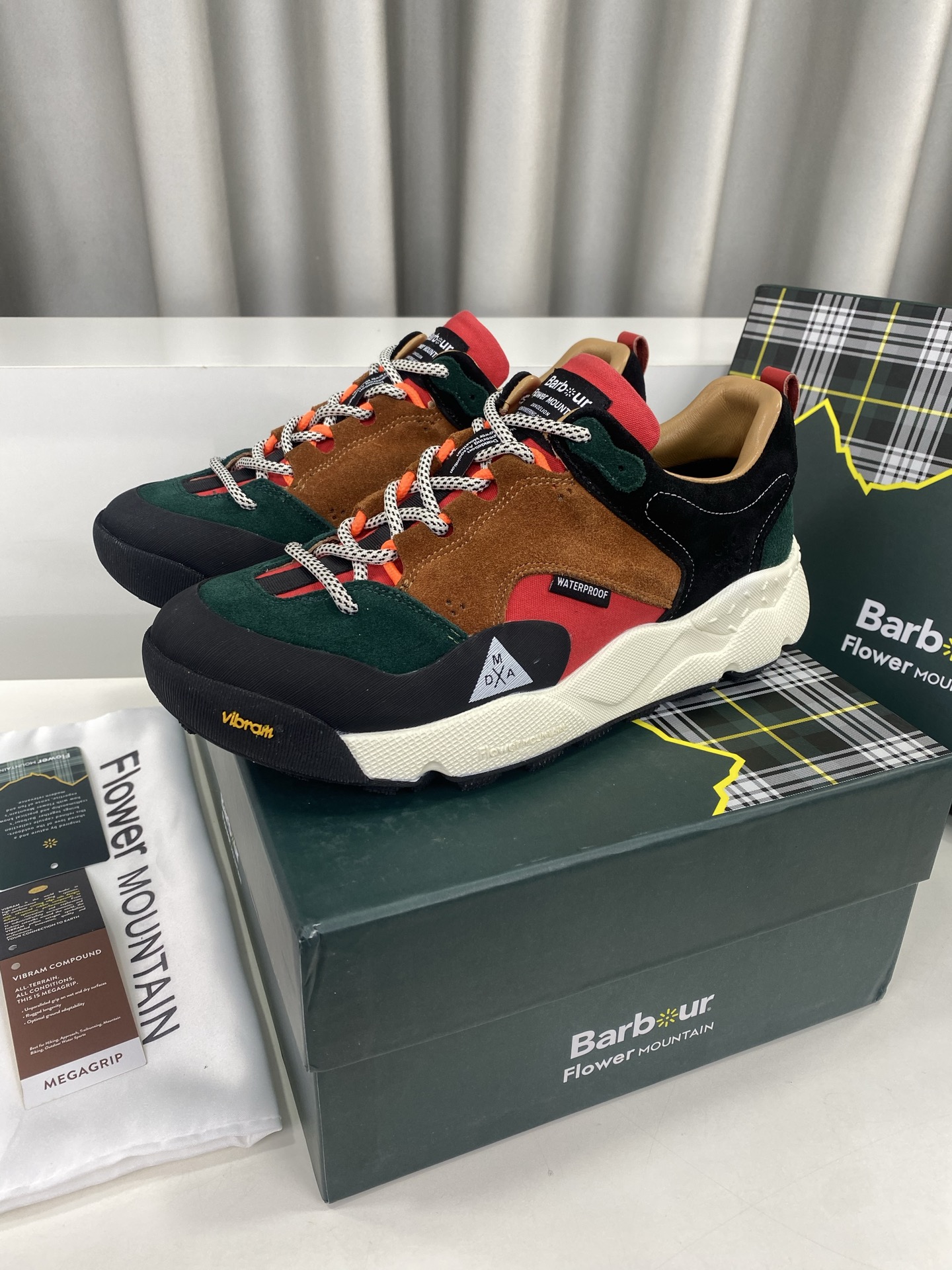 NO:482471,Barbour x Flower Mountain teamed up to launch the 2025 Autumn and Winter Cooperation Series Hiking Shoes. The founders are passionate about outdoor activities and like popular culture to pursue unique styles. The yearning for rural life and nostalgia for urban culture makes them have to face two different styles when choosing products and make the difficult choice of choosing one of them. In the end, they integrated the outdoor and popular styles, becoming the source of inspiration for the creation of the Shanwu Flower Mountain brand. Each shoe of Shanwu Flower Mountain has been extremely sophisticated, integrating cultural heritage and urban attitude, carrying stories of innovation and tradition. From color matching, the use of fabrics, to ingenious craftsmanship details, they give each pair of sneakers a unique charm. The geometric lines of the city and the bold and unruly design of the shoes are blended with each other, forming a unique dialogue with the urban landscape, but also having excellent outdoor expression. It is this style that makes the products of Shanwu Flower Mountain present a unique beauty, with exquisite work contained in simplicity and ancient craftsmanship express modern popularity, whether it is rural or urban life, it can be easily controlled. Material upper is cow back-velvet x cowhide x tarp cloth. Inner sheepskin x nylon mesh. Outsole original open mold steel stamp combination sole. Men 39~44 (45 customized custom-made, non-return and exchange) Full set of original counter packaging, casual shoes/sports shoes, sneakers, cowhide, sheepskin19860909Barbour x Flower Mountain联手推出 2025秋冬合作系列徒步登山鞋 创始人热衷户外活动,喜欢流行文化追求独特的风格.对乡野生活的向往和对城市文化的留恋,使他们在挑选商品时,不得不面对两种迥异的风格,做出二选其一的艰难抉择.最终他们将户外与流行的风格融合起来,成为山雾花野品牌创建的灵感源头. 山雾花野Flower Mountain每一款鞋履都经过极致考究,融合文化底蕴与都市态度,承载着创新与传统的故事.从色彩搭配、面料的运用,到匠心独运的工艺细节,赋予每双球鞋独特魅力.城市的几何线条与鞋履大胆不羁的设计相互交融,不仅与都市景观形成独特对话,同时也具备出色的户外表现力. 而正是这种风格,使山雾花野Flower Mountain的产品呈现出一种独特的美感,朴拙中藴藏著精工细作,古老手工艺表达着现代流行,不管是乡间野趣还是都市生活,都能轻松驾驭 材质鞋面牛反绒x牛皮x防水布. 内里羊皮x尼龙网纱. 大底原开模钢印组合底. 男39～44（45定做不退换） 全套专柜原包装,休闲鞋/运动鞋,sneakers,cowhide,sheepskin,Women's Shoes