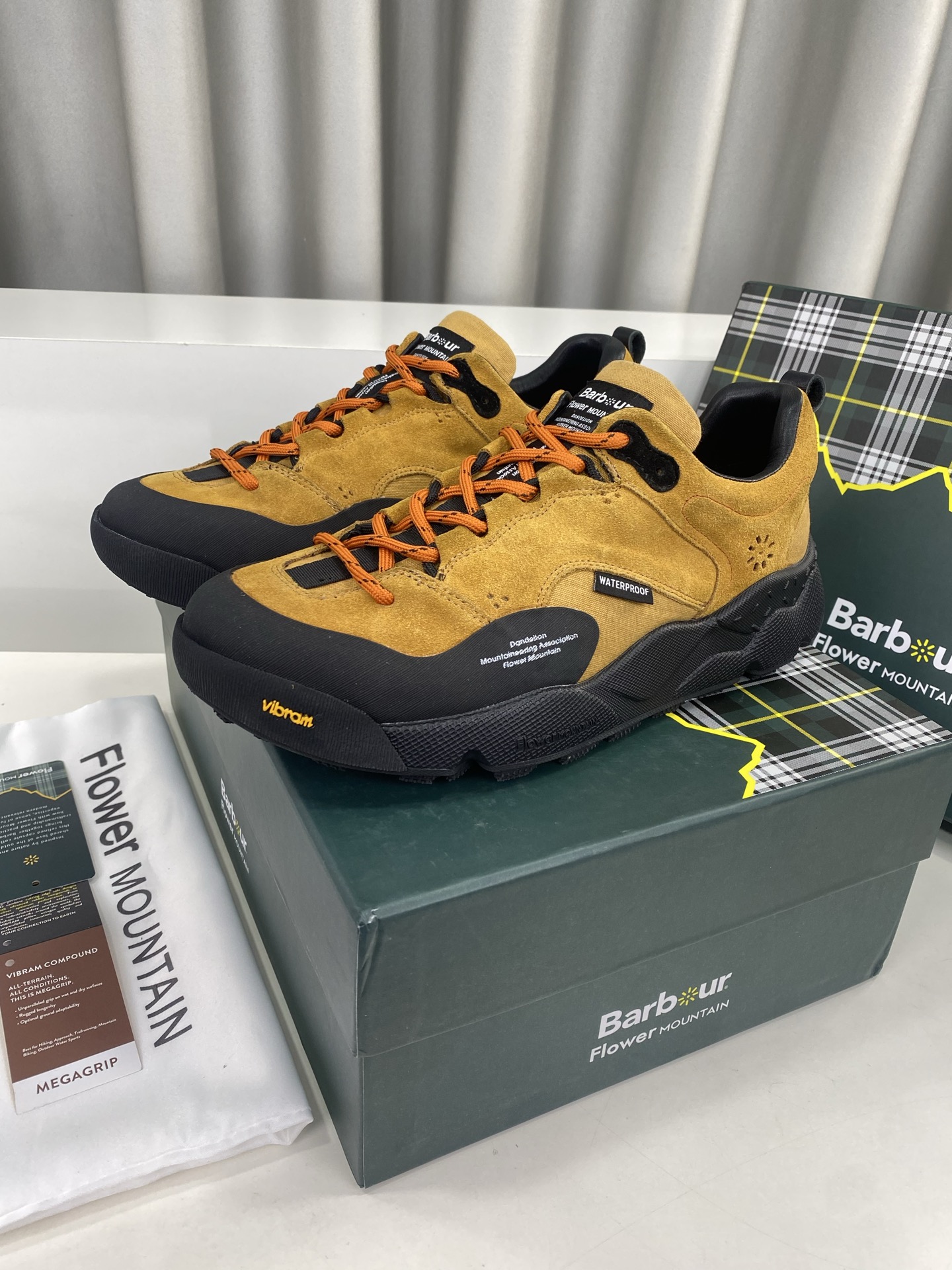 NO:232379,Barbour x Flower Mountain teamed up to launch the 2025 Autumn and Winter Cooperation Series Hiking Shoes. The founders are passionate about outdoor activities and like popular culture to pursue unique styles. The yearning for rural life and nostalgia for urban culture make them have to face two different styles when choosing products and make the difficult choice of choosing one of them. In the end, they integrated the outdoor and popular styles, becoming the source of inspiration for the creation of the Shanwu Flower Mountain brand. Each shoe of Shanwu Flower Mountain has been extremely exquisite, integrating cultural heritage and urban attitude, carrying stories of innovation and tradition. From color matching, the use of fabrics, to ingenious craftsmanship details, it gives each pair of sneakers a unique charm. The geometric lines of the city and the bold and unruly design of the shoes are blended with each other, forming a unique dialogue with the urban landscape, but also having excellent outdoor expression. It is this style that makes the products of Shanwu Flower Mountain present a unique beauty, with exquisite work contained in simplicity and ancient craftsmanship express modern popularity. Whether it is rural or urban life, you can easily control it. Material upper is cow back-velvet x cowhide x tarp cloth. Inner sheepskin x nylon mesh. Outsole original open mold steel stamp combination sole. Men 39~44 (45 customized custom-made, non-return and exchange) Full set of original counter packaging, casual shoes/sports shoes, sneakers, cowhide, sheepskin19860909Barbour x Flower Mountain联手推出 2025秋冬合作系列徒步登山鞋 创始人热衷户外活动,喜欢流行文化追求独特的风格.对乡野生活的向往和对城市文化的留恋,使他们在挑选商品时,不得不面对两种迥异的风格,做出二选其一的艰难抉择.最终他们将户外与流行的风格融合起来,成为山雾花野品牌创建的灵感源头. 山雾花野Flower Mountain每一款鞋履都经过极致考究,融合文化底蕴与都市态度,承载着创新与传统的故事.从色彩搭配、面料的运用,到匠心独运的工艺细节,赋予每双球鞋独特魅力.城市的几何线条与鞋履大胆不羁的设计相互交融,不仅与都市景观形成独特对话,同时也具备出色的户外表现力. 而正是这种风格,使山雾花野Flower Mountain的产品呈现出一种独特的美感,朴拙中藴藏著精工细作,古老手工艺表达着现代流行,不管是乡间野趣还是都市生活,都能轻松驾驭 材质鞋面牛反绒x牛皮x防水布. 内里羊皮x尼龙网纱. 大底原开模钢印组合底. 男39～44（45定做不退换） 全套专柜原包装,休闲鞋/运动鞋,sneakers,cowhide,sheepskin,Women's Shoes