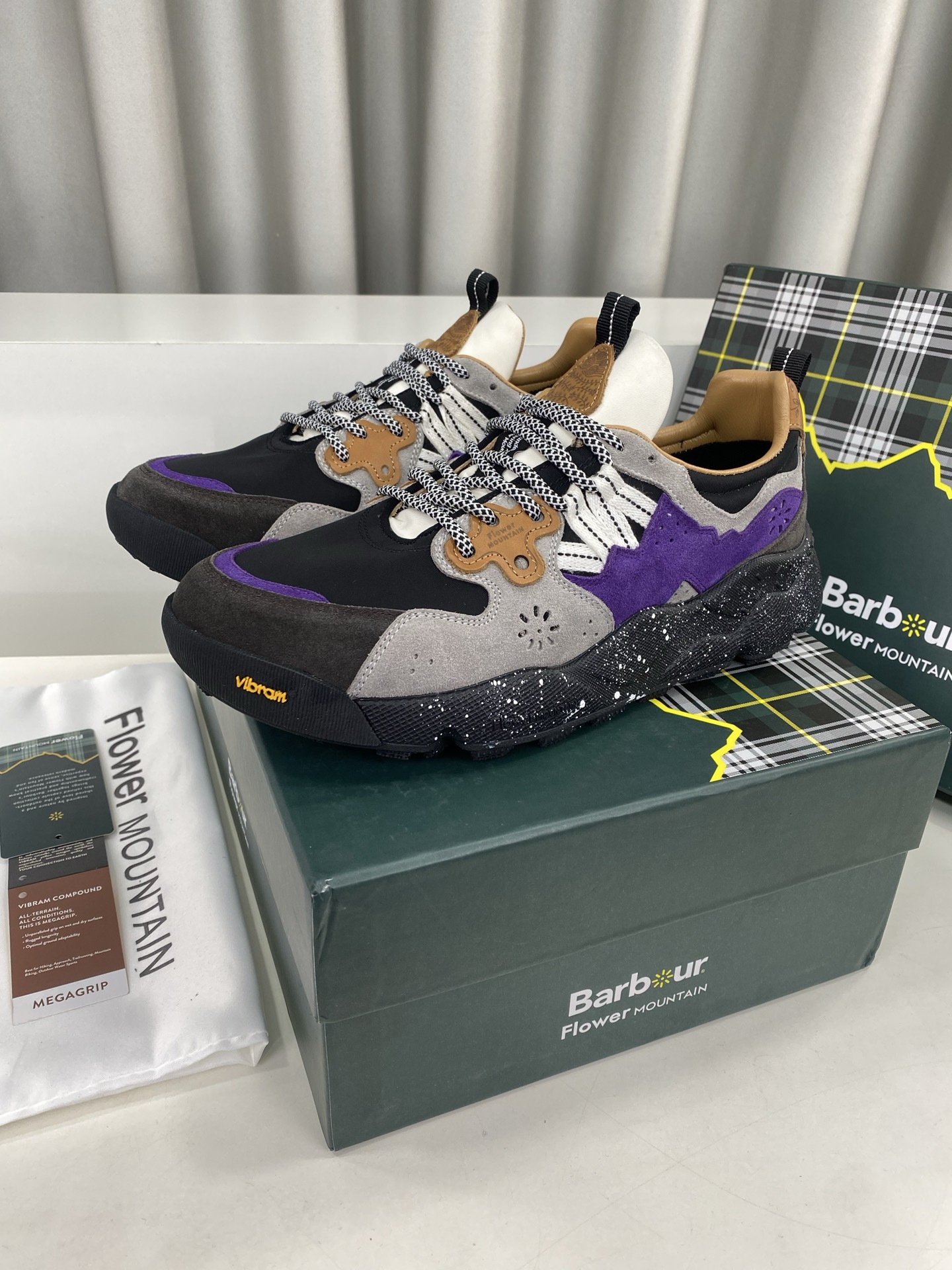 NO:232381,Shanwu FlowerMOUNTAIN ×NANGA co-branded hiking shoes casual shoes The founder is passionate about outdoor activities and likes popular culture to pursue a unique style. His yearning for rural life and nostalgia for urban culture make them have to face two different styles when choosing products and make the difficult choice of choosing one of them. In the end, they merged the outdoors and popular styles, becoming the source of inspiration for the creation of Shanwu Flower Brand. Shanwu Flower Each shoe in Mountain has been extremely sophisticated, integrating cultural heritage with urban attitude, carrying stories of innovation and tradition. From color matching, the use of fabrics to ingenious craftsmanship details, it gives each pair of sneakers a unique charm. The geometric lines of the city and the bold and unruly design of the shoes are blended with each other, forming a unique dialogue with the urban landscape, but also having excellent outdoor expression. It is this style that makes the products of Shanwu Flower Mountain present a unique beauty, with exquisite work contained in simplicity, and ancient craftsmanship express modern fashion. Whether it is rural wild fun or urban life, you can easily control the material upper cow back velvet x cow leather x tarp cloth. Inner sheepskin x nylon mesh. Outsole original open molded steel stamp combination sole. Male 39~44 (45 custom made without return) Full set of original counter packaging, casual shoes/sports shoes, sneakers, cowhide, sheepskin19860909山雾花野 FlowerMOUNTAIN ×NANGA联名款 徒步鞋休闲鞋 创始人热衷户外活动,喜欢流行文化追求独特的风格.对乡野生活的向往和对城市文化的留恋,使他们在挑选商品时,不得不面对两种迥异的风格,做出二选其一的艰难抉择.最终他们将户外与流行的风格融合起来,成为山雾花野品牌创建的灵感源头. 山雾花野Flower Mountain每一款鞋履都经过极致考究,融合文化底蕴与都市态度,承载着创新与传统的故事.从色彩搭配、面料的运用,到匠心独运的工艺细节,赋予每双球鞋独特魅力.城市的几何线条与鞋履大胆不羁的设计相互交融,不仅与都市景观形成独特对话,同时也具备出色的户外表现力. 而正是这种风格,使山雾花野Flower Mountain的产品呈现出一种独特的美感,朴拙中藴藏著精工细作,古老手工艺表达着现代流行,不管是乡间野趣还是都市生活,都能轻松驾驭 材质鞋面牛反绒x牛皮x防水布. 内里羊皮x尼龙网纱. 大底原开模钢印组合底. 男39～44（45定做不退换） 全套专柜原包装,休闲鞋/运动鞋,sneakers,cowhide,sheepskin,Women's Shoes