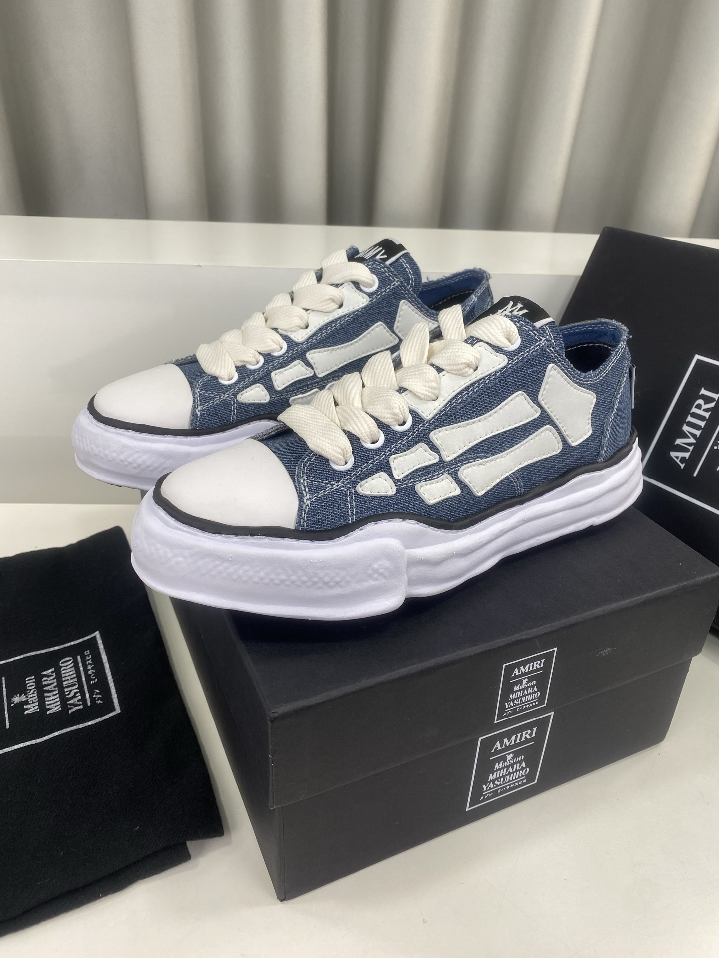 NO:276222,10 less for women AMIRI × Maison MIHARA YASUHIRO Bone Dissolving Shoes Brand Order Original Quality AMIRIxMMY Jointly launches co-branded shoes, cleverly blending the classic designs of the two brands Handmade clay mold soles and AMIRI's signature BONES leather embroidery details are a major feature of the shoe, showing unique craftsmanship and style Material upper original custom space Monica canvas!  Inner original technology cloth, large bottom original molded steel stamp EVA foam base, size 35~39 for women (40, custom-made non-return and exchange) Male 39~44 for men (45, custom-made non-return and exchange) Full set of original counter packaging,,miri19860909女款少10 AMIRI × Maison MIHARA YASUHIRO 骨头溶解鞋 品牌订单 原单品质 AMIRIxMMY 携手合作 推出联名鞋款 将两大品牌的经典设计巧妙融合 手工制作的粘土模具鞋底和AMIRI标志性BONES皮革刺绣细节作为鞋款的一大特色 展现出独特的工艺与风格 材质鞋面原版定制太空莫尼卡帆布！ 内里原版科技布、 大底原开模钢印EVA发泡底、 码数女35～39（40、定做不退换）  男39～44（45、定做不退换） 全套专柜原包装,,amiri,Men's shoes