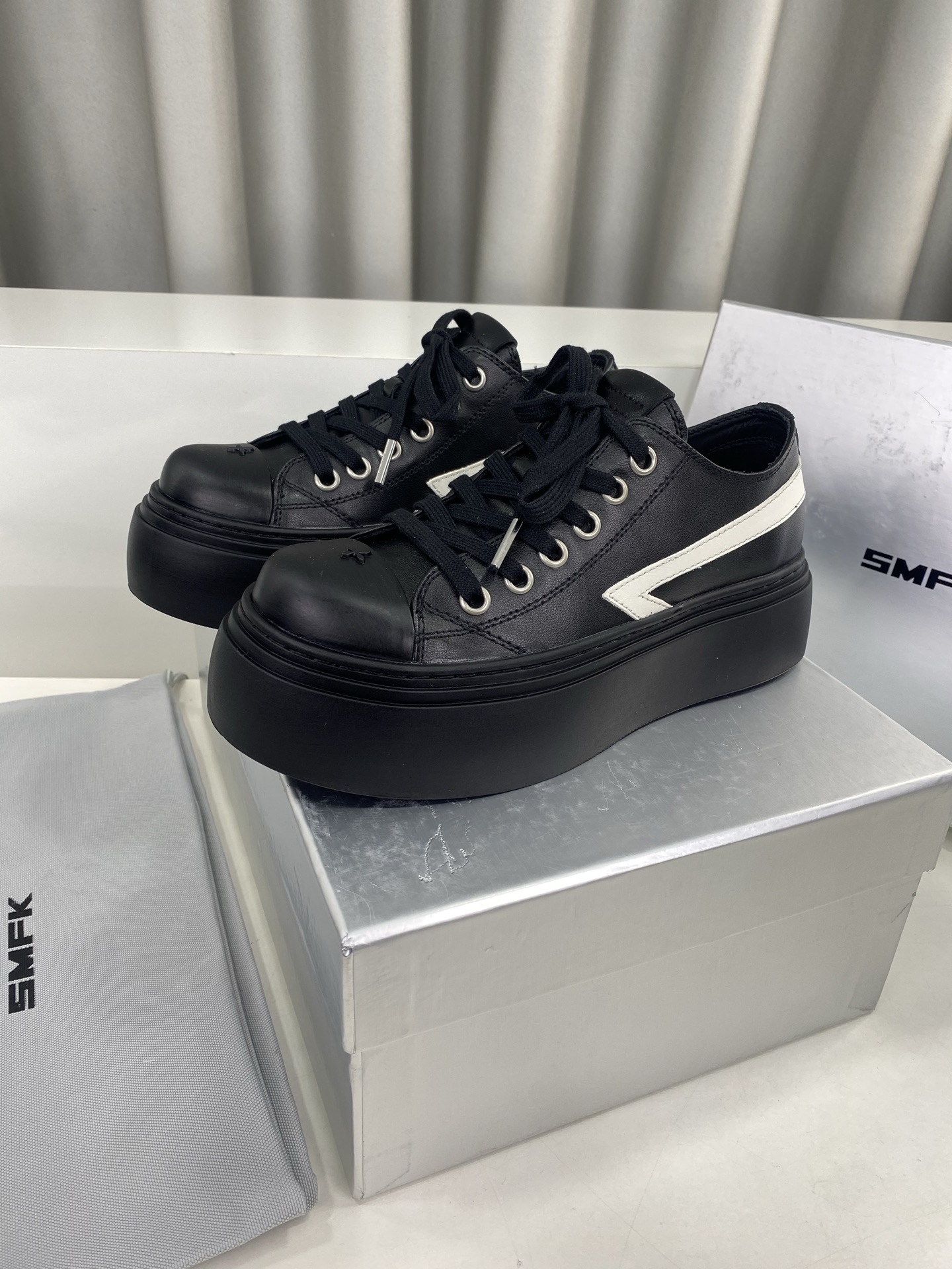 NO:258726,SMFK's latest hot crossbow, dirty shoes series!  Casual, versatile minimalist style. The new Chinese-style works have inherited many popular elements of the brand and are bound to be popular - Sail Super cool. It is equipped with a comfortable and thick sole with moderate height, and the details also ensure that it is safe and easy to displace. Fabric top layer cowhide inner cowhide sole original molded cross-shaped rubber sole 6cm thick. Size: women's model 35-39 (40 customization without return and exchange), casual shoes/sneakers, cowhide19860909SMFK 最新火爆款十字花 脏脏鞋系列！ 休闲 百搭的极简风 国潮新作继承了诸多品牌制胜的流行元素,势必大热—帆 超级酷 配有高度适中的舒适厚底,细节还确保穿着稳妥不易移位 面料头层牛皮 内里牛皮里 鞋底原版开模十字花成型橡胶大底 底厚6cm Size:女款35-39(40定制不退换）,休闲鞋/运动鞋,sneakers,cowhide,Women's Shoes