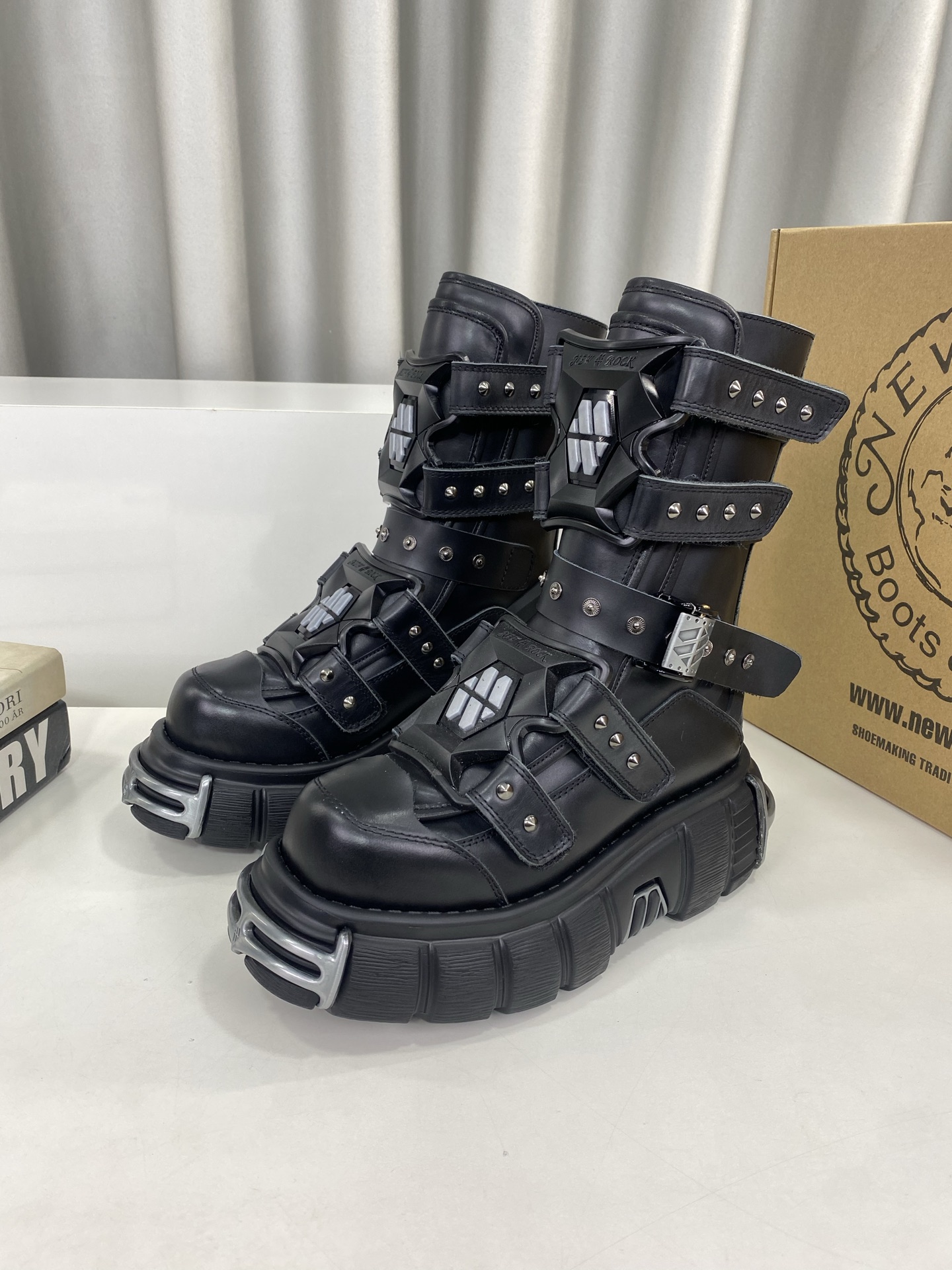 NO:663849,Male 10 NewRock. Dark Punk Martin Rock Tank Mecha Hardcore Fighting Shoes NEWROCK is a century-old Spanish high-end shoe brand. Its unique hardcore design has entered the public eye. It uses tank elements as the sole design, subverting conventions, breaking monotony and dullness, lighting up the overall shape, attracting attention, and achieving a meaningless appearance.  With the design-rich hardcore styling and metal accessories, it unleashes the unruly punk spirit and interprets a unique iconic style. It shows the leadership level of its pioneer originator in the field of thick-soled shoes and is the favorite of major fashion weeks. The ultra-light foam outsole solves the drawbacks of bulkiness, and the knowledgeable ones can enter with their eyes closed. Fabric: First-layer waxy calfskin. Lining: First-layer cowhide lining.  The original foam combination outsole is 6cm high and super light. Sizes for women are 35-39 (40 is custom-made and non-returnable) and men are 39-44 (45 is custom-made and is non-refundable). Full counter packaging, cowhide19860909男10 NewRock. 暗黑 朋克 马丁 摇滚 坦克 机甲硬核狂战鞋 NEWROCK 西班牙高阶鞋履百年品牌,独具一格的硬核设计进入大众视野,以坦克元素作为鞋底设计,颠覆成规,打破单调沉闷,点亮整体造型,瞩目吸睛,成就无谓之姿. 充满设计感的硬核造型与金属配件的加特下,开启桀骜不驯的朋克精神,演绎独树一帜的标志性风格,在厚底鞋领域展现了其先锋鼻祖的领袖水准,是各大时装周的涅盘宠儿. 超轻发泡大底解决了笨重的弊端,懂货的闭眼入. 面料 头层蜡感小牛皮. 内里 头层牛皮内里. 原版发泡组合大底6公分跟高超级轻. 码数女35-39（40定做不退换）  男39-44（45定做不退换） 专柜全套包装,,cowhide,Men's shoes