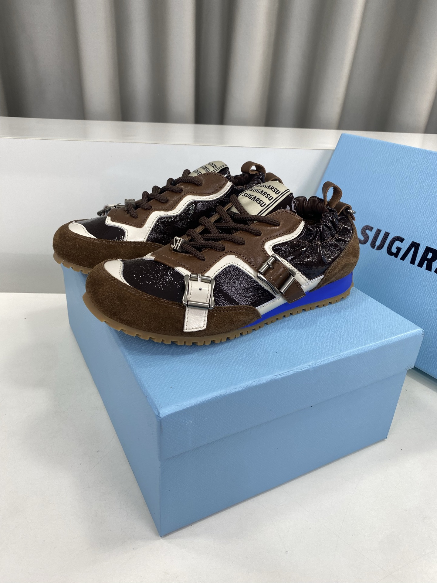 NO:248112,SUGARSU, the latest popular products, tilted head ballet color-blocking Forrest Gump casual sneakers, classic Mary Jane design, integrated into German shoe culture, the new national trend of the country inherits many popular elements of the brand, and is bound to be very popular - sail, details also ensure that they are safe and not easily displaced. Original wrinkled patent leather, inner sheepskin, sole original open mold rubber combination sole Size: women's model 35-39 (40 customization, no return and exchange), casual shoes/sports shoes, mary jane, sneakers, sheepskin19860909SUGARSU酥屡 最新火爆款 歪头芭蕾拼色阿甘休闲运动鞋 经典的玛丽珍设计 融入德训鞋文化 国潮新作继承了诸多品牌制胜的流行元素,势必大热—帆 细节还确保穿着稳妥不易移位 面料原版皱漆皮 内里羊皮 鞋底原版开模橡胶组合底 Size:女款35-39(40定制不退换）,休闲鞋/运动鞋,mary jane,sneakers,sheepskin,Women's Shoes