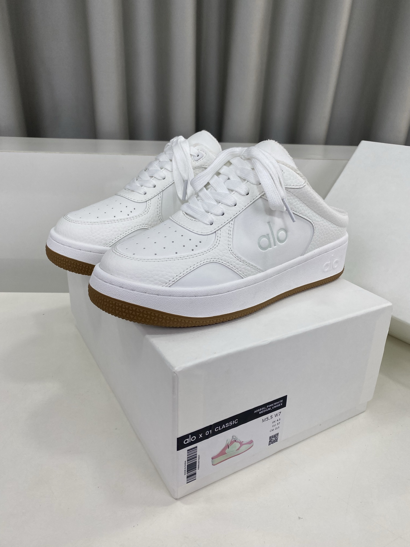 NO:407092,Alo niche trendy brand new spring and summer color-blocking white shoes thick-soled comfortable casual shoes, super versatile!  And super comfortable!  It's a thick bottom but it's not heavy at all on the feet!  Very lightweight!  It looks better when putting on socks!  And it is recommended by celebrities. It is a model that increases your legs and makes your legs look thinner!  Super suitable for us small girls ~ the shoes are also classic color-blocking and contrasting colors with the delicate leather upper texture and texture. Material upper is original custom-made top cowhide, inner original towel cloth, original open-moulded steel stamp combination rubber outsole size 35~39 for women (40, customized, non-return and exchange) Full set of original counter packaging, casual shoes/sports shoes, sneakers, cowhide19860909alo小众潮牌春夏新款 拼色小白鞋厚底舒适休闲鞋 上脚超级百搭！而且超级舒适！是厚底款但是上脚一点都不沉重！非常轻便！套上袜套搭配更好看！而且还是明星同款推荐～上脚增高显腿细！超级适合我们小个子女生～鞋子整体也是经典的拼色撞色设计搭配鞋面细腻的真皮纹路肌理感超赞 材质鞋面原版定制头层牛皮 内里原版毛巾布 大底原开模钢印组合橡胶大底 码数女35～39（40、定做不退换） 全套专柜原包装,休闲鞋/运动鞋,sneakers,cowhide,Women's Shoes