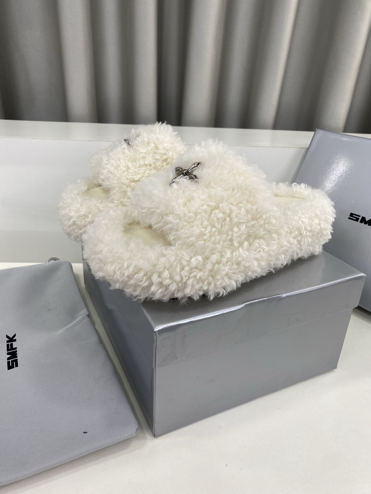 NO:407109,SMFK's latest popular crossbree, thick-soled curly bread slippers, casual, versatile minimalist style. The new Chinese style inherits the popular elements of many brands and is bound to be popular - Sail Super cool. It is equipped with a moderately comfortable thick sole, and the details also ensure that it is safe and easy to move. Fabric lamb fur, inner breathable mesh. Sole original molded crossbree formed rubber sole 3.5. Size: women's 35-39 (40 custom-made, no return or exchange), fur shoes, slippers19860909SMFK 最新火爆款十字花 厚底卷毛面包拖鞋 休闲 百搭的极简风 国潮新作继承了诸多品牌制胜的流行元素,势必大热—帆 超级酷 配有高度适中的舒适厚底,细节还确保穿着稳妥不易移位 面料羊羔毛, 内里透气网 鞋底原版开模十字花成型橡胶大底 底厚3.5 Size:女款35-39(40定制不退换）,毛毛鞋,slippers,Women's Shoes