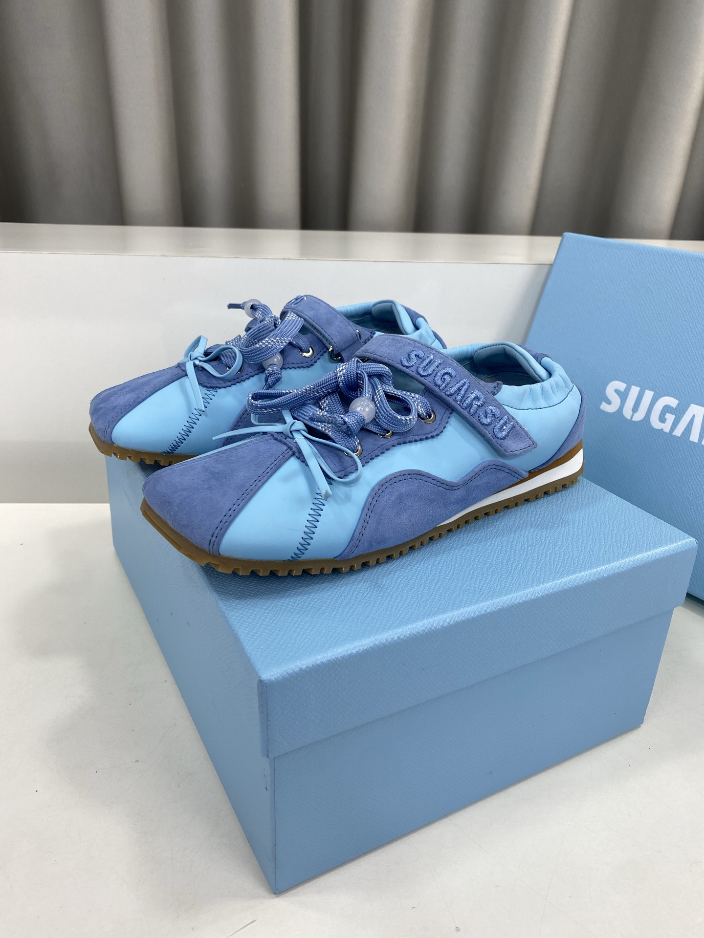 NO:407119,SUGARSU, the latest popular products, square-toe ballet color-blocking Forrest Gump casual sports dancing shoes, classic Mary Jane design, integrated into the German training shoe culture, the new national trend of the new works inherit many popular elements of the brand, and are bound to be very popular - Sail Details also ensure that they are safe and not easily displaced. Fabric original cowhide Yangjing, Neili sheepskin, sole original open mold rubber combination sole Size: women's model 35-39 (40 customization, no return and exchange), ballet shoes, mary jane, cowhide, sheepskin, sheep19860909SUGARSU酥屡 最新火爆款 方头芭蕾拼色阿甘休闲运动跳舞鞋 经典的玛丽珍设计 融入德训鞋文化 国潮新作继承了诸多品牌制胜的流行元素,势必大热—帆 细节还确保穿着稳妥不易移位 面料原版牛皮羊京 内里羊皮 鞋底原版开模橡胶组合底 Size:女款35-39(40定制不退换）,芭蕾舞鞋,mary jane,cowhide,sheepskin,sheep,Women's Shoes