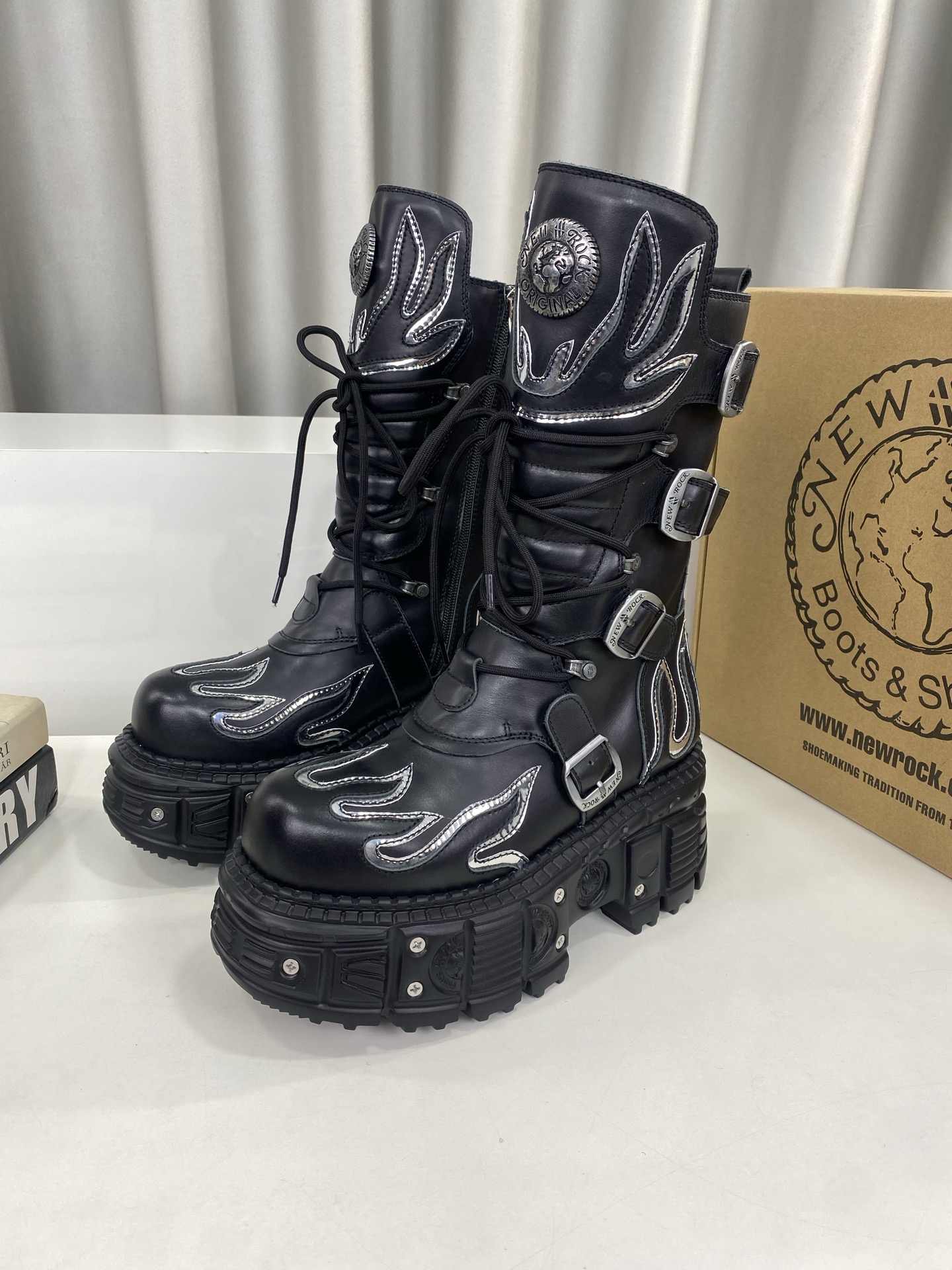 NO:663861,Batch of 10 men. This model only accepts orders due to complicated craftsmanship. NewRock. Dark Punk Martin Rock Tank Mecha Hardcore Fighting Shoes NEWROCK is a century-old brand of high-end Spanish shoes. The unique hardcore design has entered the public eye. The tank element is used as the sole design, subverting conventions, breaking the monotony and dullness, brightening the overall shape, attracting attention, and achieving a meaningless appearance.  With the design-rich hardcore styling and metal accessories, it unleashes the unruly punk spirit and interprets a unique iconic style. It shows the leadership level of its pioneer originator in the field of thick-soled shoes and is the favorite of major fashion weeks. The ultra-light foam outsole solves the drawbacks of bulkiness, and the knowledgeable ones can enter with their eyes closed. Fabric: First-layer waxy calfskin. Lining: First-layer cowhide lining.  The original foam combination outsole is 6cm high and super light. Sizes for women are 35-39 (40 is custom-made and non-returnable) and men are 39-44 (45 is custom-made and is non-refundable). Full counter packaging, cowhide19860909批男10 此款因工艺复杂 只接受订单 NewRock. 暗黑 朋克 马丁 摇滚 坦克 机甲硬核狂战鞋 NEWROCK 西班牙高阶鞋履百年品牌,独具一格的硬核设计进入大众视野,以坦克元素作为鞋底设计,颠覆成规,打破单调沉闷,点亮整体造型,瞩目吸睛,成就无谓之姿. 充满设计感的硬核造型与金属配件的加特下,开启桀骜不驯的朋克精神,演绎独树一帜的标志性风格,在厚底鞋领域展现了其先锋鼻祖的领袖水准,是各大时装周的涅盘宠儿. 超轻发泡大底解决了笨重的弊端,懂货的闭眼入. 面料 头层蜡感小牛皮. 内里 头层牛皮内里. 原版发泡组合大底6公分跟高超级轻. 码数女35-39（40定做不退换）  男39-44（45定做不退换） 专柜全套包装,,cowhide,Men's shoes