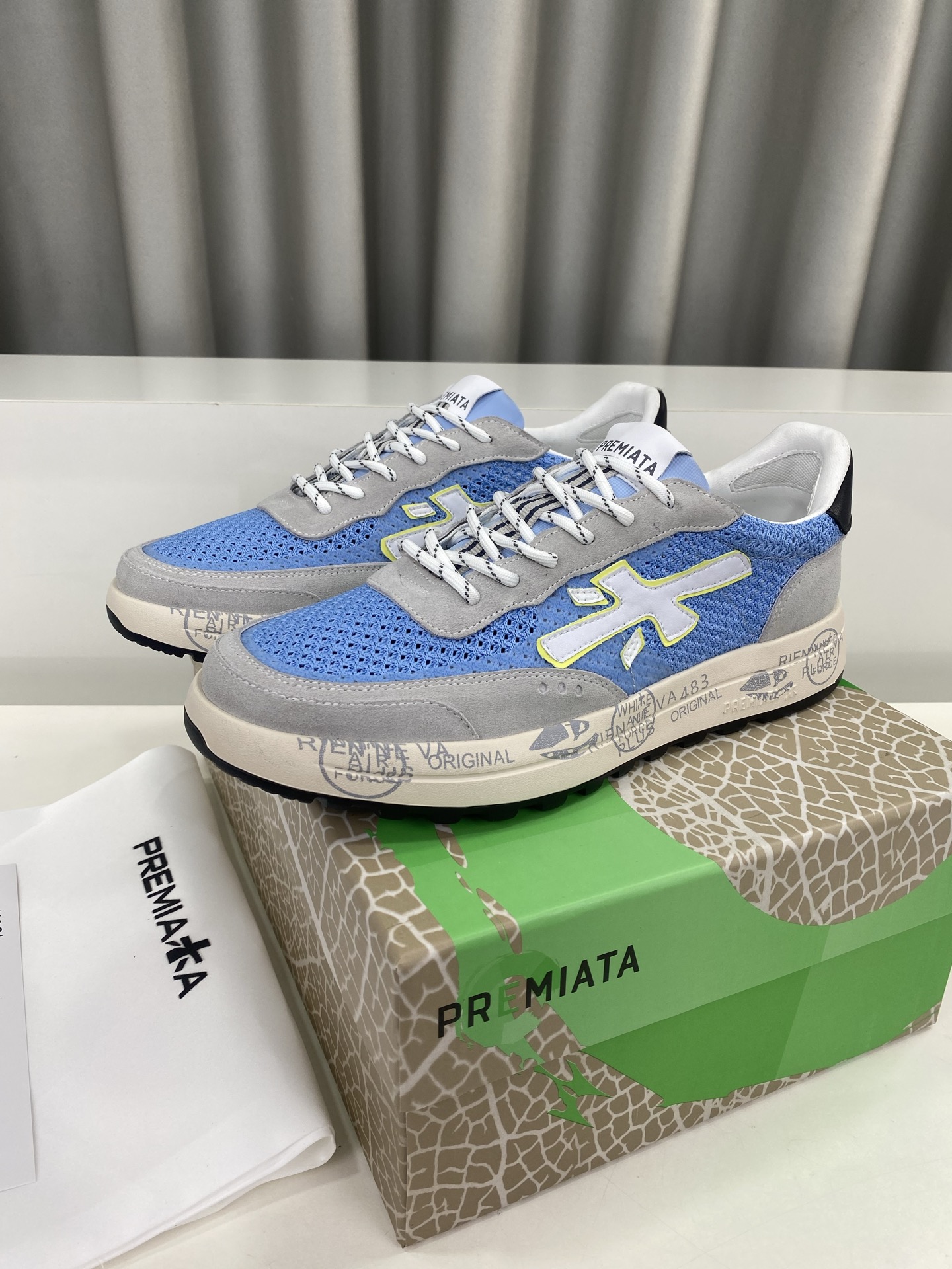 NO:407088,Men's PREMIATA (Premiata) fashion, sports, casual, jogging, men's shoes. Primiata Italian famous products have a century-old history, all craftsmanship are all hand-made, and the LOGO with the same word '美' is called Mi's shoes. It perfectly combines traditional shoemaking methods and high-tech R&D results, designs a unique appearance, creating shoes that are completely in line with people's feet. The feet are comfortable and beautiful. The upper is beef velvet + cowhide + original breathable cloth, breathable nylon mesh in the inner part. The sole PU foamed sole is super light and comfortable... Size 39-44 for men (38, 44 for custom-made, no return or exchange) Full set of original counter packaging, casual shoes/sports shoes, sneakers, cowhide19860909男 PREMIATA（普瑞米亚达)时尚、运动、休闲、慢跑、男鞋. 普瑞米亚达意大利名品百年历史,所有工艺全手工打造,米“字一样的LOGO简称米字鞋.完美的融合了传统的制鞋方法和高科技研发成果,设计出了独具特色的外观,打造出了完全贴合人们脚型的鞋履.上脚舒适美观. 鞋面牛反绒+牛皮+原版透气布 内里透气尼龙网纱. 大底PU发泡大底超级轻盈舒适…… 码数男39-44(38、44定做不退换） 全套专柜原包装,休闲鞋/运动鞋,sneakers,cowhide,Women's Shoes