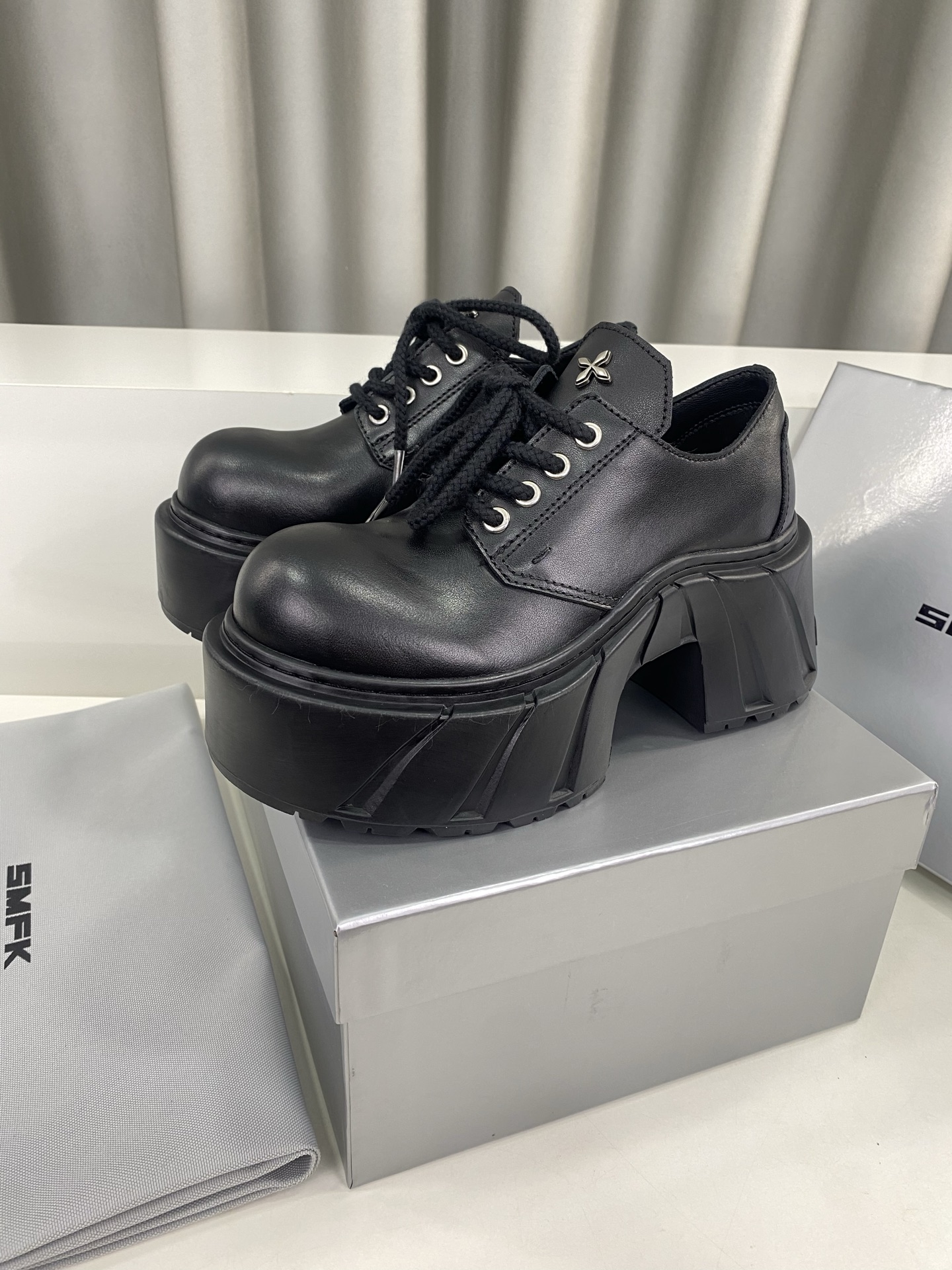 NO:407096,SMfK's latest popular crossbow, thick-soled casual sneakers dark series!  The versatile minimalist style The new Chinese style inherits the popular elements of many brands, super cool, dark and versatile style. It is made of high-density breathable cowhide, equipped with a moderately comfortable and thick sole, and the details also ensure that it is safe and easy to displace. Original imported customized cowhide fabric, imported calf leather, original open molded cross-shaped rubber sole, thick sole without bag head 8CM, with bag head 6CM Size: women's model 35-40 (40 custom made without return or exchange), casual shoes/sports shoes, sneakers, cowhide19860909SMfK 最新火爆款十字花 厚底休闲 运动鞋暗黑系列！ 百搭的极简风 国潮新作继承了诸多品牌制胜的流行元素,超级酷 黑暗百搭风 采用高密度透气牛皮 而成,配有高度适中的舒适厚底,细节还确保穿着稳妥不易移位 面料原版进口定制牛皮面料  内里进口小牛皮 鞋底原版开模十字花成型橡胶大底 底厚不带包头8CM 带包头6CM Size:女款35-40(40定做不退换),休闲鞋/运动鞋,sneakers,cowhide,Women's Shoes