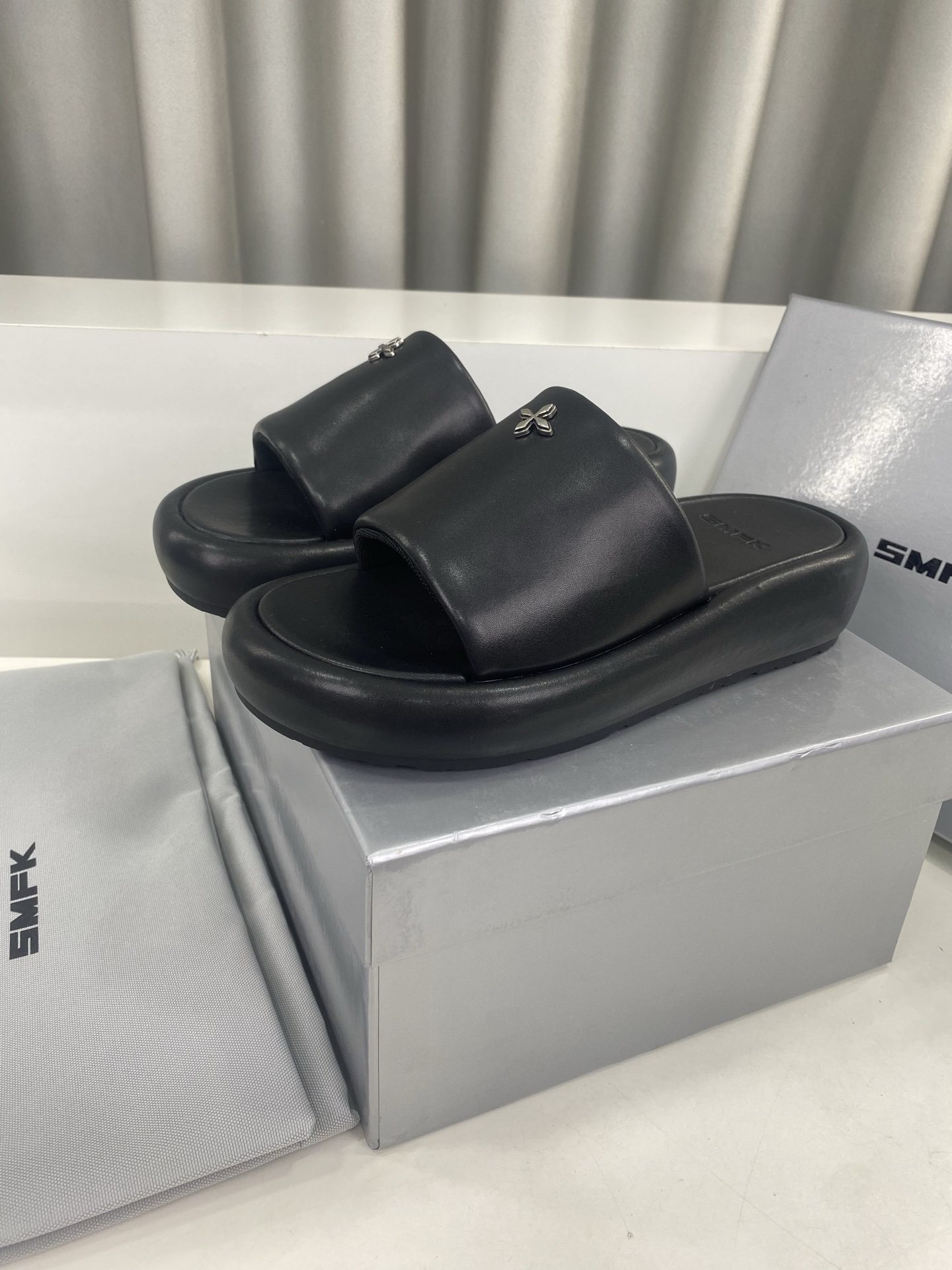 NO:407114,SMFK Niche Trendy Brand 25ss Spring and Summer New Style Thick Sole Bread Slipper Series!  A bit wild and a little personality. This season's SMFK is really exciting. Whether it is leopard print or hair drag, it hits the heart!  Super cool, family members of the desert war god get it quickly. The upper is made of original imported cowhide, inner foot pad sheepskin, original customized rubber sole, Size35-39 (40 custom made without return or exchange), slippers, slippers, cowhide, sheepskin19860909SMFK 小众潮牌 25ss春夏新款 厚底 面包 拖鞋系列！ 有点野性有点个性,这一季的smfk真的让人心动不已,无论是豹纹还是毛拖简直直击内心！ 超级炫酷,家人们沙漠战神快get起来 鞋面采用原版进口牛皮 内里垫脚羊皮 鞋底原版定制橡胶大底 Size35-39（40订做不退换）,拖鞋,slippers,cowhide,sheepskin,Women's Shoes