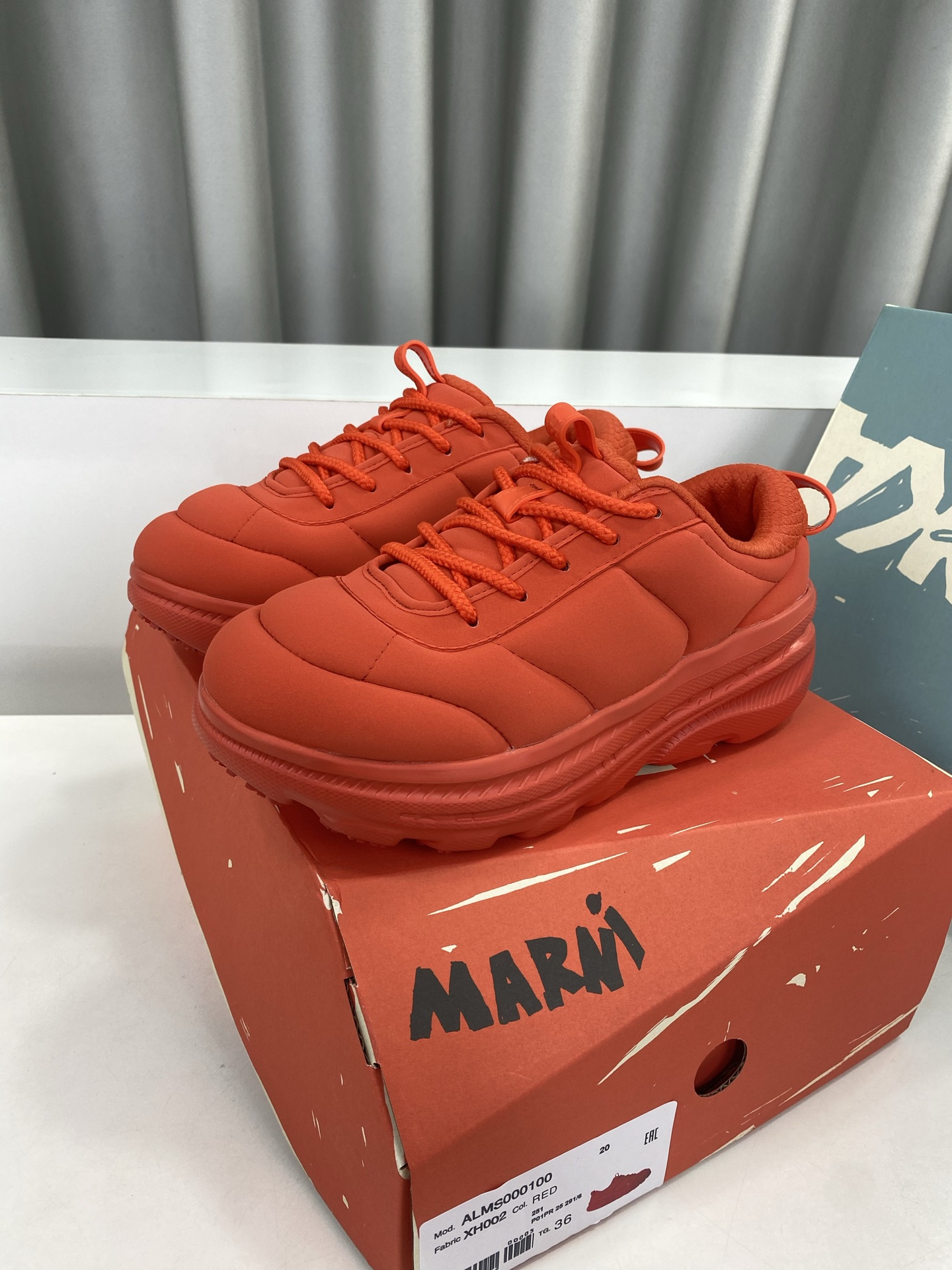 NO:407084,Marnihoka jointly created 25ss sports, mountaineering, hiking bread shoes. The BONDI series designed by Italian luxury brand MARNI has transformed into a bold and unique design with its maximum cushioning performance. MARNI, famous for its highly artistic design and bold spirit that transcends the existing concepts, this cooperation combines high cushioning foam with Japanese-made quilted upper material to achieve a very modern interpretation. This is a pair of ultimate works that spans the catwalk and the streets, which are made of high fashion and sports and leisure. Original custom fabrics, customized nylon fabric, inner footbing breathable mesh, outsole original custom mold opening ultralight foaming sole Size35-40 (women's size 40 custom made without return), casual shoes/sports shoes, marni, sneakers19860909Marnihoka联名25ss 运动 登山 徒步面包鞋 与意大利奢侈品牌 MARNI 携手设计的 BONDI 系列,以其最大化的缓震性能,蜕变为更具大胆和独特个性的设计. 以其高度艺术性的设计和超越既有概念的大胆精神而闻名的 MARNI,此次合作将高缓震泡沫材料与日本制造的绗缝鞋面材质相融合,实现了极具现代感的诠释. 这是一双横跨 T 台与街头,由高级时装与运动休闲混合而生的极致之作. 面料原版定制尼龙布 内里垫脚透气网 大底原版定制开模超轻发泡大底 Size35-40（女码40定做不退换）,休闲鞋/运动鞋,marni,sneakers,Women's Shoes