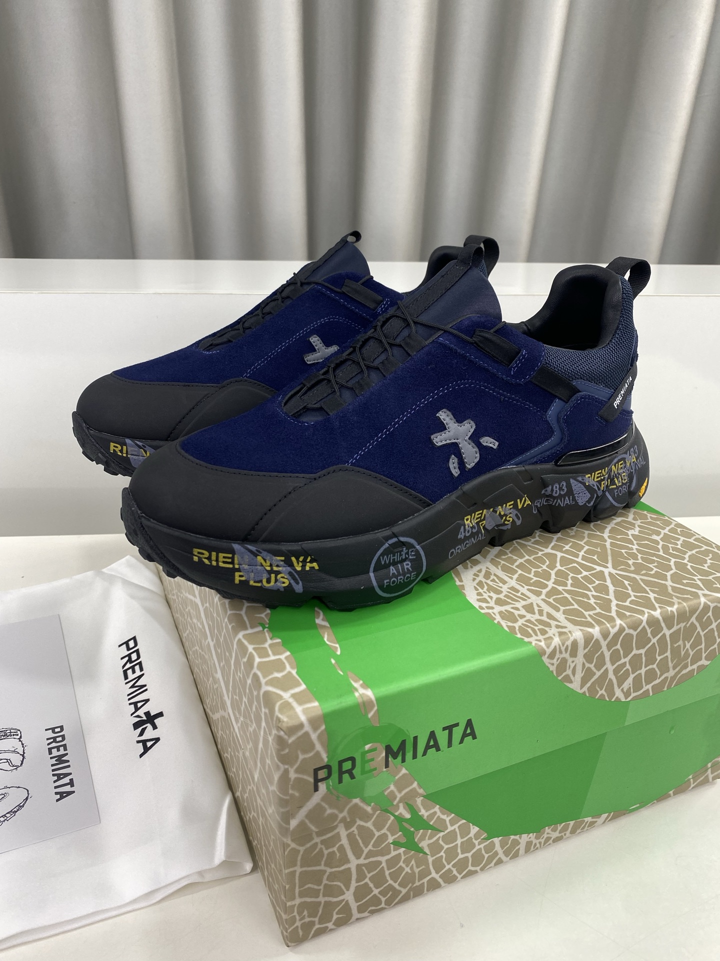 NO:482459,Men's PREMIATA (Premiata) fashion, sports, casual, jogging, men's shoes. Primiata's Italian famous products have a century-old history, all craftsmanship are all hand-made, and the LOGO with the same word '美' is called Mi's shoes. It perfectly combines traditional shoemaking methods and high-tech R&D results, designs a unique appearance, creating shoes that are completely in line with people's feet. The feet are comfortable and beautiful. The upper is beef velvet + cowhide + original breathable cloth, inner sheepskin, outsole PU foam sole is super light and comfortable... Size 39-44 for men (38, 44 custom-made, non-return and exchange) Full set of original counter packaging, casual shoes/sports shoes, sneakers, cowhide, sheepskin19860909男 PREMIATA（普瑞米亚达)时尚、运动、休闲、慢跑、男鞋. 普瑞米亚达意大利名品百年历史,所有工艺全手工打造,米“字一样的LOGO简称米字鞋.完美的融合了传统的制鞋方法和高科技研发成果,设计出了独具特色的外观,打造出了完全贴合人们脚型的鞋履.上脚舒适美观. 鞋面牛反绒+牛皮+原版透气布 内里羊皮里 大底PU发泡大底超级轻盈舒适…… 码数男39-44(38、44定做不退换） 全套专柜原包装,休闲鞋/运动鞋,sneakers,cowhide,sheepskin,Women's Shoes