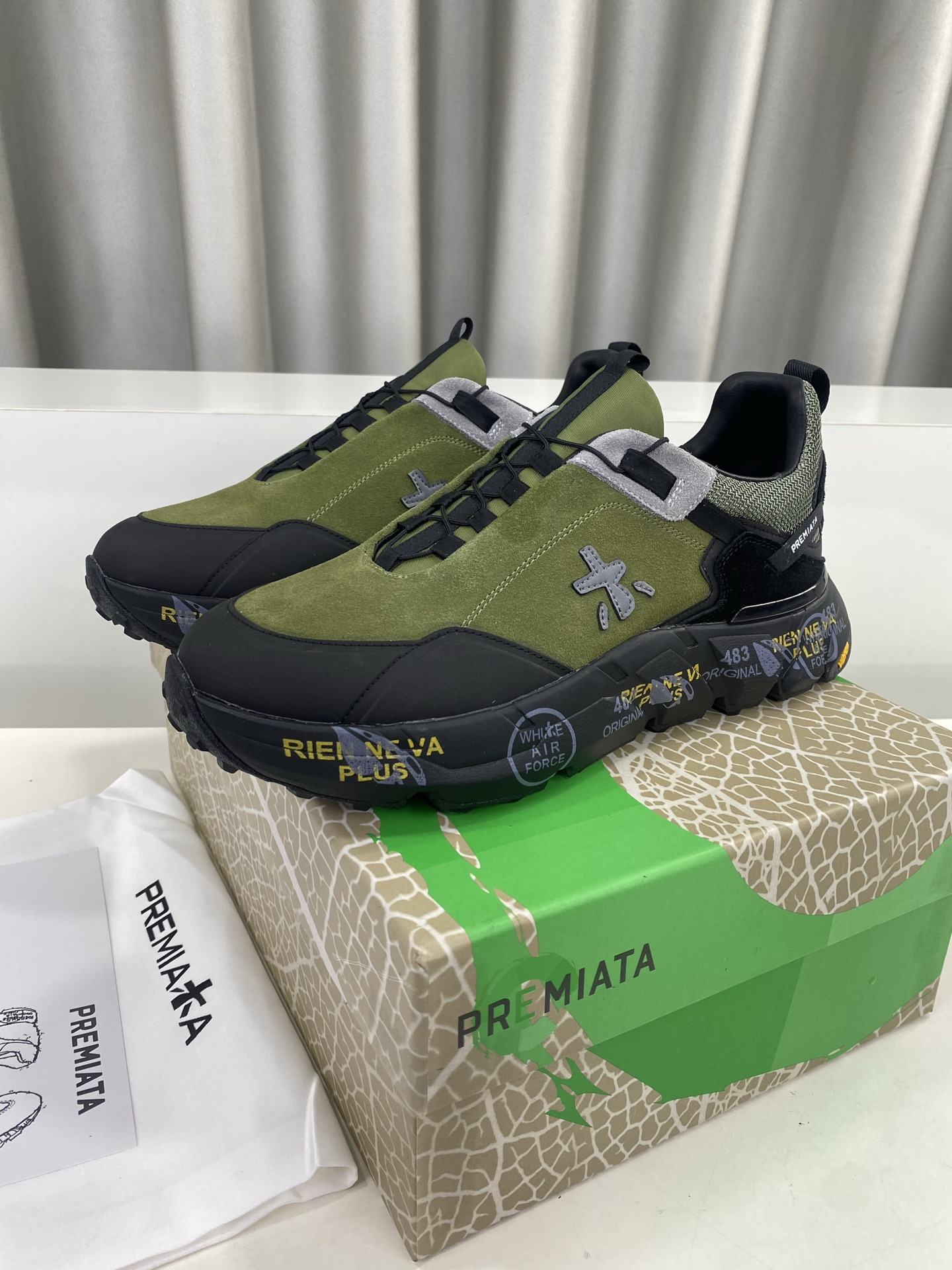 NO:411055,Men's PREMIATA (Premiata) fashion, sports, casual, jogging, men's shoes. Primiata's Italian famous products have a century-old history, all craftsmanship are all hand-made, and the LOGO with the same word '美' is called Mi's shoes. It perfectly combines traditional shoemaking methods and high-tech R&D results, designs a unique appearance, creating shoes that are completely in line with people's feet. The feet are comfortable and beautiful. The upper is beef velvet + cowhide + original breathable cloth, inner sheepskin, outsole PU foam sole is super light and comfortable... Size 39-44 for men (38, 44 custom-made, non-return and exchange) Full set of original counter packaging, casual shoes/sports shoes, sneakers, cowhide, sheepskin19860909男 PREMIATA（普瑞米亚达)时尚、运动、休闲、慢跑、男鞋. 普瑞米亚达意大利名品百年历史,所有工艺全手工打造,米“字一样的LOGO简称米字鞋.完美的融合了传统的制鞋方法和高科技研发成果,设计出了独具特色的外观,打造出了完全贴合人们脚型的鞋履.上脚舒适美观. 鞋面牛反绒+牛皮+原版透气布 内里羊皮里 大底PU发泡大底超级轻盈舒适…… 码数男39-44(38、44定做不退换） 全套专柜原包装,休闲鞋/运动鞋,sneakers,cowhide,sheepskin,Women's Shoes