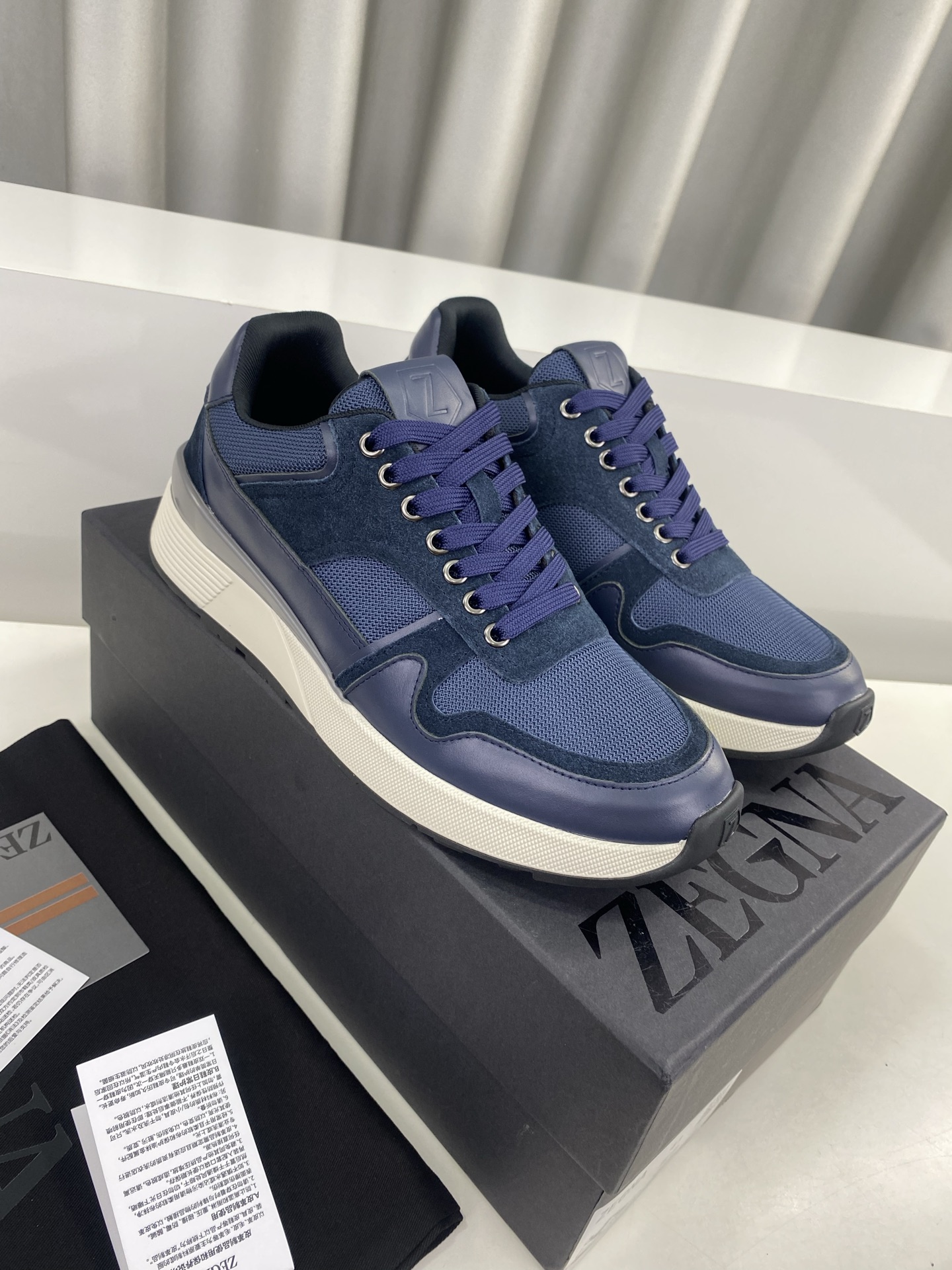 NO:348470,ZEGNA New casual sports shoes. This casual sports shoes of ZEGNA are full of suede + leather upper, with a texture that is full of white laces and soles. They are simple and fashionable~ Comfortable and easy to match when you go out on the street and light sports. You can wear them in daily life. You can use high-end and practicality online. Don’t miss those who know the quality!  Original custom cowhide fabric, breathable nylon inside, footbed sheepskin, large sole original non-slip PU suction mold base. Number of codes 39-44 (38.45.46 customized), zegna, sneakers, cowhide, sheepskin, chamois leather19860909ZEGNA 杰尼亚 新款休闲 运动鞋 杰尼亚这款休闲运动鞋,麂皮+皮革鞋面,质感拉满 白色鞋带、鞋底点缀,简约又时髦~上脚舒适好搭,日常出街、轻运动都能穿,高级感与实用性双在线,懂品质的别错过！ 面料原版定制牛皮 内里透气尼龙 垫脚羊皮 大底原版防滑PU吸模底. 码数39-44(38.45.46定做 ),,zegna,sneakers,cowhide,sheepskin,chamois leather,Men's shoes