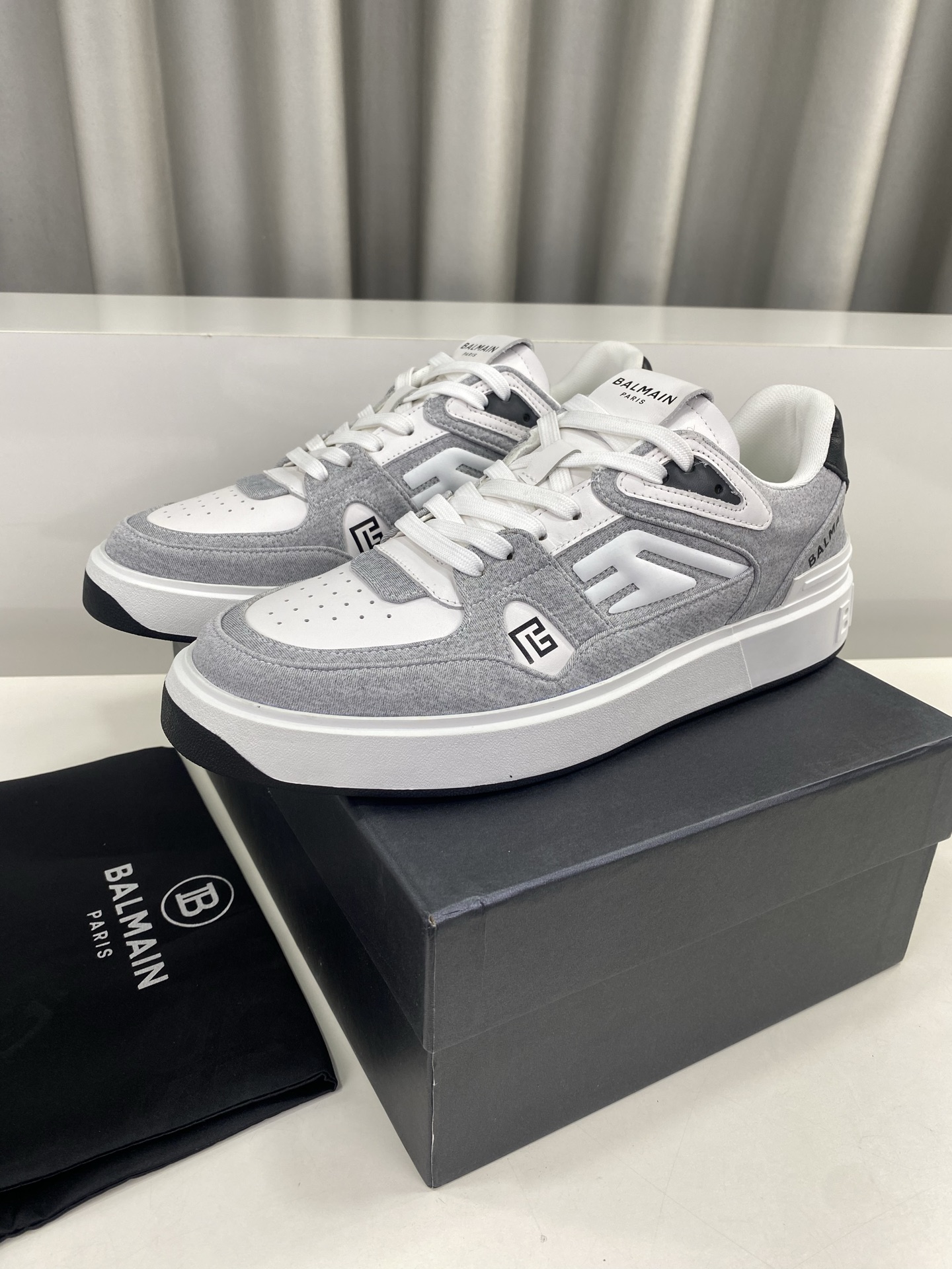 NO:348491,Balmain's new casual shoes, sports shoes, skateboard shoes, Balmain trendy shoes | The first choice for the style, the design ingenious design from France, the main color of brown is mixed with vitality orange edges, retro and explosive scene. Suede texture upper + contrasting color splicing, high-level layers, and the details hide the brand DNA. The thick sole is not bulky, and can be used for daily streets and trendy scenes. When wearing it, it is full of aura, and the style of walking is like wind. Balmain's luxury genes must be stacked under the feet. The original custom cowhide nylon fabric is made of original custom cowhide nylon cloth. Inner: breathable nylon footbed sheepskin. Outsole: original TPU two-color bottom. Size 39-44 (45. Customized),,balmain,balmain,sneakers,cowhide,sheepskin,chamois leather19860909Balmain巴尔曼新款休闲鞋 运动鞋 滑板鞋 Balmain 潮流板鞋 | 型格出街首选 来自法国顶奢的设计巧思,棕调主色混搭活力橙边,复古又炸场 麂皮质感鞋面+撞色拼接,层次高级,细节藏着品牌DNA 厚底增高不笨重,日常出街、潮人炸场都能打,穿上直接气场拉满,走路带风那种 把Balmain的奢潮基因踩在脚下,这波穿搭Buff必须叠满 面料原版定制牛皮拼接尼龙布. 内里:透气尼龙垫脚羊皮 大底:原版TPU双色底 码数39-44(45.定做 ),,balmain,balmain,sneakers,cowhide,sheepskin,chamois leather,Men's shoes