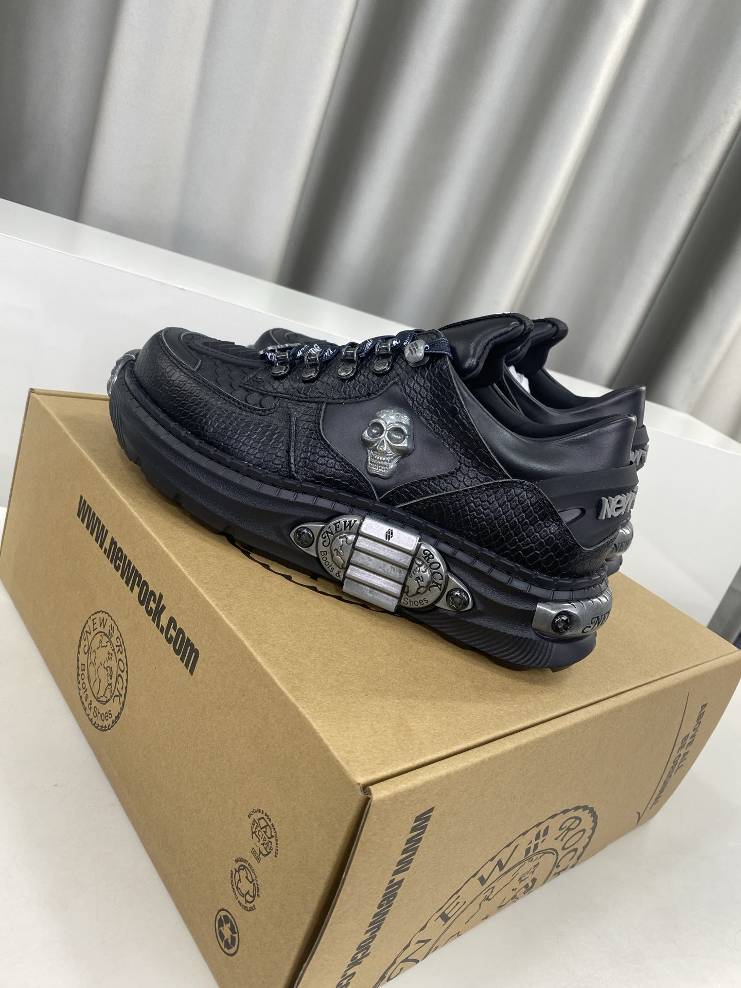 💰男380❣️
NewRock. 暗黑 朋克 马丁 摇滚 坦克 机甲硬核狂战鞋☑️
NEWROCK 西班牙高阶鞋履百年品牌,独具一格的硬核设计进入大众视野,以坦克元素作为鞋底设计,颠覆成规,打破单调沉闷,点亮整体造型,瞩目吸睛,成就无谓之姿。
充满设计感的硬核造型与金属配件的加特下,开启桀骜不驯的朋克精神,演绎独树一帜的标志性风格,在厚底鞋领域展现了其先锋鼻祖的领袖水准,是各大时装周的涅盘宠儿。
📣📣超轻发泡大底解决了笨重的弊端,懂货的闭眼入。
✅面料 头层蜡感小牛皮。
✅内里 头层牛皮内里。
✅原版发泡组合大底4.5公分跟高超级轻。
✅码数:男39-45(45定做不退换)
专柜全套包装