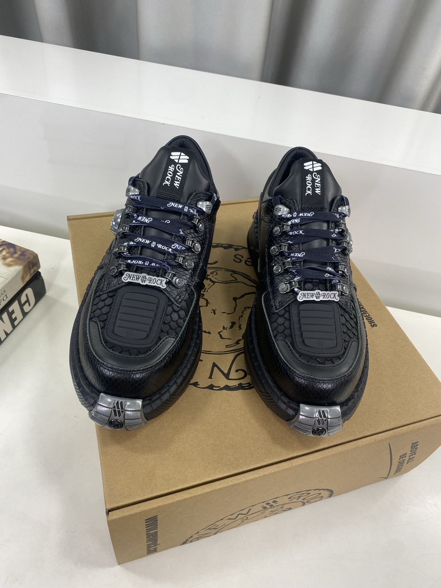 💰男380❣️
NewRock. 暗黑 朋克 马丁 摇滚 坦克 机甲硬核狂战鞋☑️
NEWROCK 西班牙高阶鞋履百年品牌,独具一格的硬核设计进入大众视野,以坦克元素作为鞋底设计,颠覆成规,打破单调沉闷,点亮整体造型,瞩目吸睛,成就无谓之姿。
充满设计感的硬核造型与金属配件的加特下,开启桀骜不驯的朋克精神,演绎独树一帜的标志性风格,在厚底鞋领域展现了其先锋鼻祖的领袖水准,是各大时装周的涅盘宠儿。
📣📣超轻发泡大底解决了笨重的弊端,懂货的闭眼入。
✅面料 头层蜡感小牛皮。
✅内里 头层牛皮内里。
✅原版发泡组合大底4.5公分跟高超级轻。
✅码数:男39-45(45定做不退换)
专柜全套包装