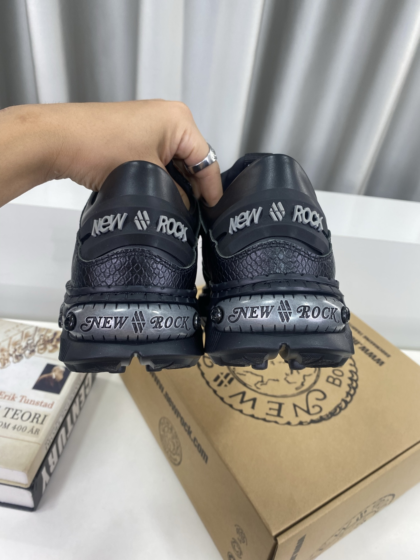 💰男380❣️
NewRock. 暗黑 朋克 马丁 摇滚 坦克 机甲硬核狂战鞋☑️
NEWROCK 西班牙高阶鞋履百年品牌,独具一格的硬核设计进入大众视野,以坦克元素作为鞋底设计,颠覆成规,打破单调沉闷,点亮整体造型,瞩目吸睛,成就无谓之姿。
充满设计感的硬核造型与金属配件的加特下,开启桀骜不驯的朋克精神,演绎独树一帜的标志性风格,在厚底鞋领域展现了其先锋鼻祖的领袖水准,是各大时装周的涅盘宠儿。
📣📣超轻发泡大底解决了笨重的弊端,懂货的闭眼入。
✅面料 头层蜡感小牛皮。
✅内里 头层牛皮内里。
✅原版发泡组合大底4.5公分跟高超级轻。
✅码数:男39-45(45定做不退换)
专柜全套包装