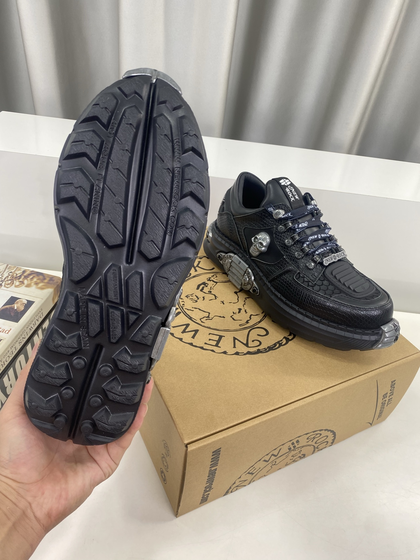 💰男380❣️
NewRock. 暗黑 朋克 马丁 摇滚 坦克 机甲硬核狂战鞋☑️
NEWROCK 西班牙高阶鞋履百年品牌,独具一格的硬核设计进入大众视野,以坦克元素作为鞋底设计,颠覆成规,打破单调沉闷,点亮整体造型,瞩目吸睛,成就无谓之姿。
充满设计感的硬核造型与金属配件的加特下,开启桀骜不驯的朋克精神,演绎独树一帜的标志性风格,在厚底鞋领域展现了其先锋鼻祖的领袖水准,是各大时装周的涅盘宠儿。
📣📣超轻发泡大底解决了笨重的弊端,懂货的闭眼入。
✅面料 头层蜡感小牛皮。
✅内里 头层牛皮内里。
✅原版发泡组合大底4.5公分跟高超级轻。
✅码数:男39-45(45定做不退换)
专柜全套包装