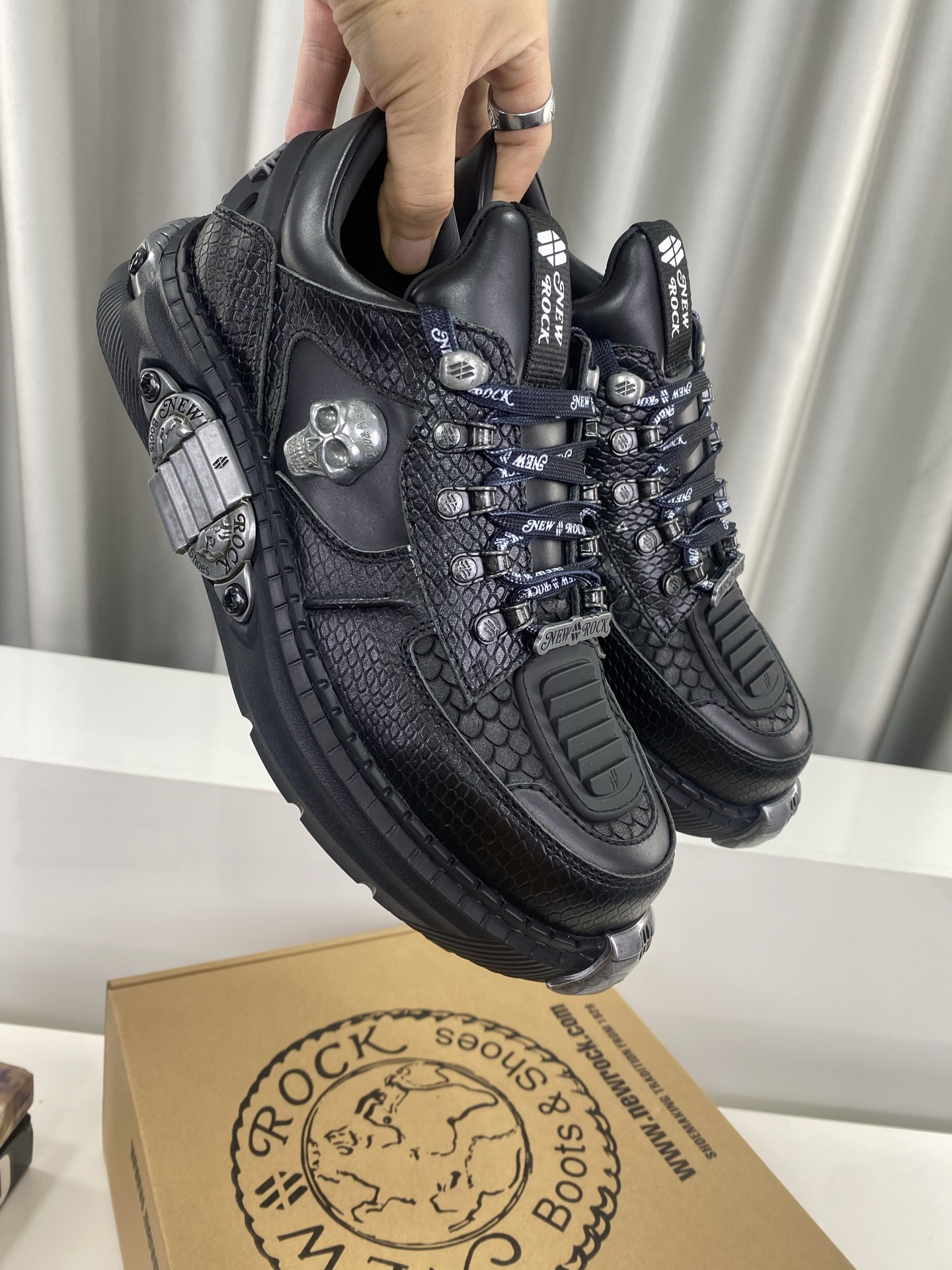 💰男380❣️
NewRock. 暗黑 朋克 马丁 摇滚 坦克 机甲硬核狂战鞋☑️
NEWROCK 西班牙高阶鞋履百年品牌,独具一格的硬核设计进入大众视野,以坦克元素作为鞋底设计,颠覆成规,打破单调沉闷,点亮整体造型,瞩目吸睛,成就无谓之姿。
充满设计感的硬核造型与金属配件的加特下,开启桀骜不驯的朋克精神,演绎独树一帜的标志性风格,在厚底鞋领域展现了其先锋鼻祖的领袖水准,是各大时装周的涅盘宠儿。
📣📣超轻发泡大底解决了笨重的弊端,懂货的闭眼入。
✅面料 头层蜡感小牛皮。
✅内里 头层牛皮内里。
✅原版发泡组合大底4.5公分跟高超级轻。
✅码数:男39-45(45定做不退换)
专柜全套包装
