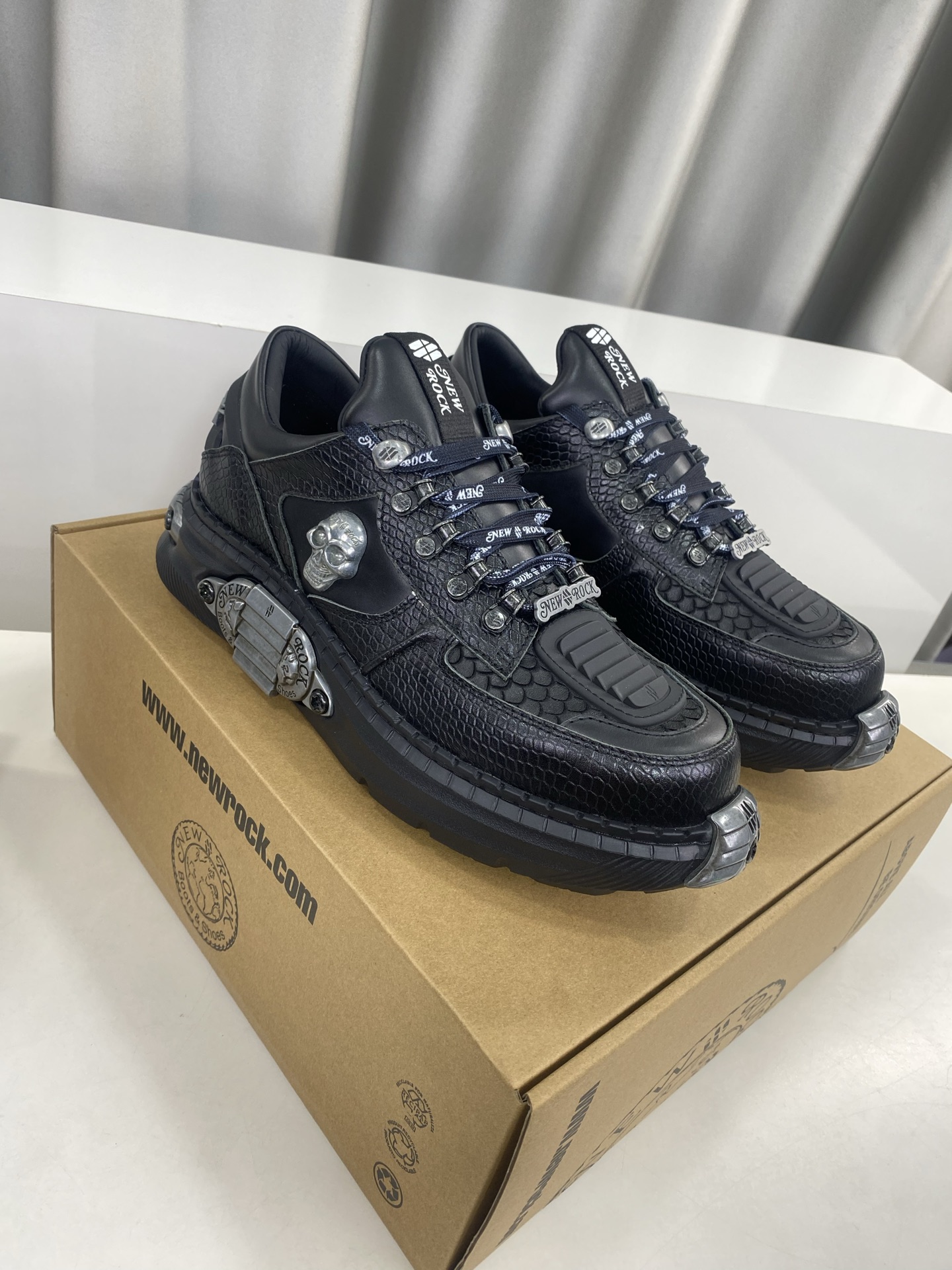 💰男380❣️
NewRock. 暗黑 朋克 马丁 摇滚 坦克 机甲硬核狂战鞋☑️
NEWROCK 西班牙高阶鞋履百年品牌,独具一格的硬核设计进入大众视野,以坦克元素作为鞋底设计,颠覆成规,打破单调沉闷,点亮整体造型,瞩目吸睛,成就无谓之姿。
充满设计感的硬核造型与金属配件的加特下,开启桀骜不驯的朋克精神,演绎独树一帜的标志性风格,在厚底鞋领域展现了其先锋鼻祖的领袖水准,是各大时装周的涅盘宠儿。
📣📣超轻发泡大底解决了笨重的弊端,懂货的闭眼入。
✅面料 头层蜡感小牛皮。
✅内里 头层牛皮内里。
✅原版发泡组合大底4.5公分跟高超级轻。
✅码数:男39-45(45定做不退换)
专柜全套包装