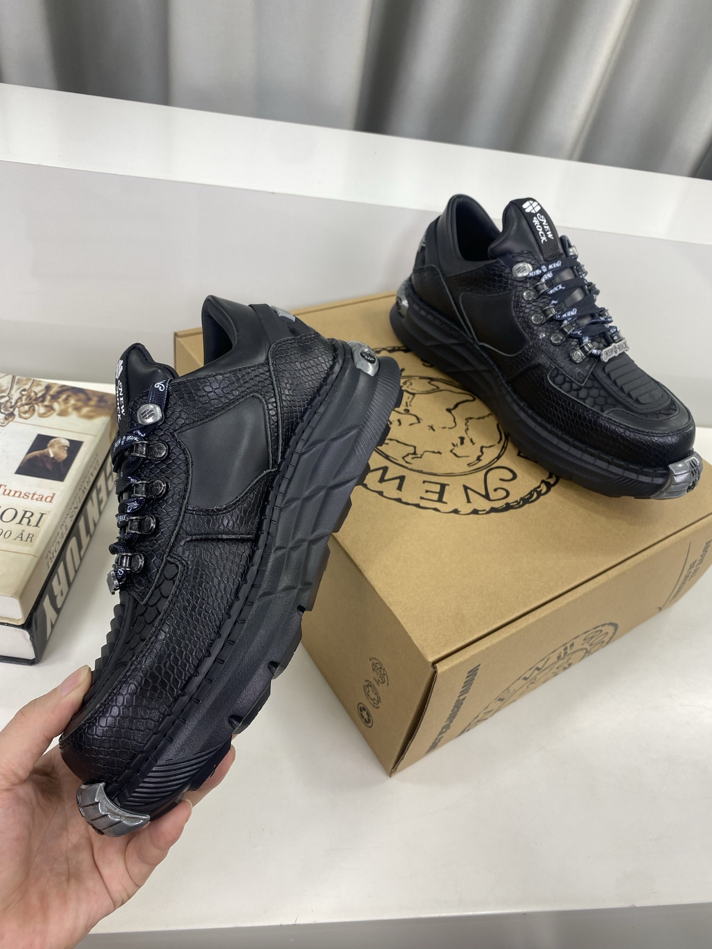 💰男380❣️
NewRock. 暗黑 朋克 马丁 摇滚 坦克 机甲硬核狂战鞋☑️
NEWROCK 西班牙高阶鞋履百年品牌,独具一格的硬核设计进入大众视野,以坦克元素作为鞋底设计,颠覆成规,打破单调沉闷,点亮整体造型,瞩目吸睛,成就无谓之姿。
充满设计感的硬核造型与金属配件的加特下,开启桀骜不驯的朋克精神,演绎独树一帜的标志性风格,在厚底鞋领域展现了其先锋鼻祖的领袖水准,是各大时装周的涅盘宠儿。
📣📣超轻发泡大底解决了笨重的弊端,懂货的闭眼入。
✅面料 头层蜡感小牛皮。
✅内里 头层牛皮内里。
✅原版发泡组合大底4.5公分跟高超级轻。
✅码数:男39-45(45定做不退换)
专柜全套包装