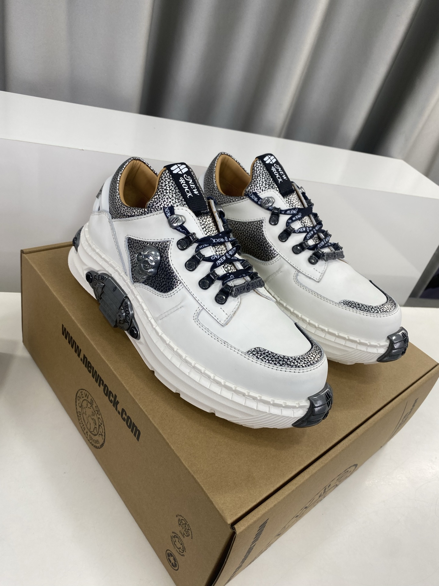 💰男380❣️
NewRock. 暗黑 朋克 马丁 摇滚 坦克 机甲硬核狂战鞋☑️
NEWROCK 西班牙高阶鞋履百年品牌,独具一格的硬核设计进入大众视野,以坦克元素作为鞋底设计,颠覆成规,打破单调沉闷,点亮整体造型,瞩目吸睛,成就无谓之姿。
充满设计感的硬核造型与金属配件的加特下,开启桀骜不驯的朋克精神,演绎独树一帜的标志性风格,在厚底鞋领域展现了其先锋鼻祖的领袖水准,是各大时装周的涅盘宠儿。
📣📣超轻发泡大底解决了笨重的弊端,懂货的闭眼入。
✅面料 头层蜡感小牛皮。
✅内里 头层牛皮内里。
✅原版发泡组合大底4.5公分跟高超级轻。
✅码数:男39-45(45定做不退换)
专柜全套包装