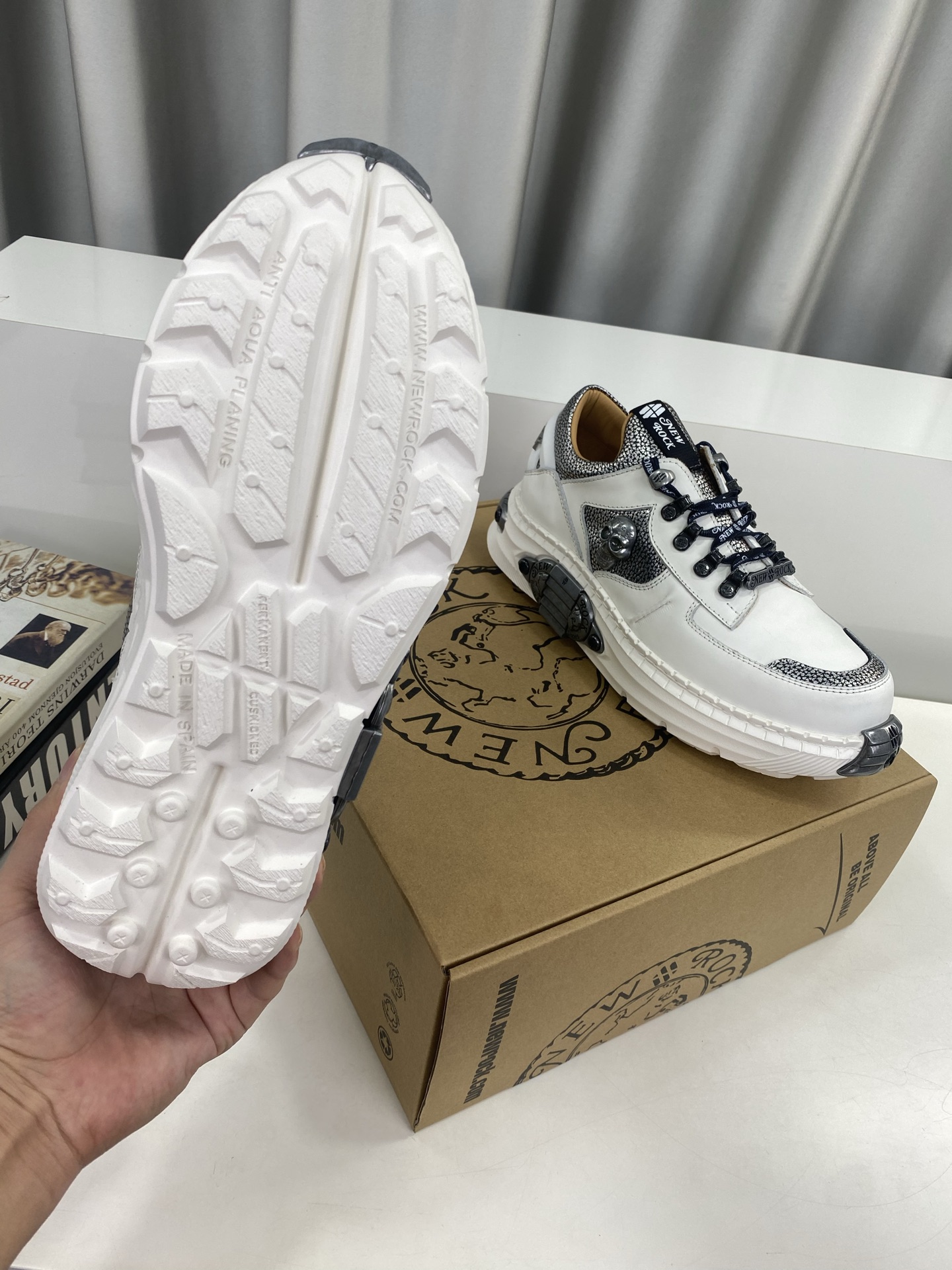 💰男380❣️
NewRock. 暗黑 朋克 马丁 摇滚 坦克 机甲硬核狂战鞋☑️
NEWROCK 西班牙高阶鞋履百年品牌,独具一格的硬核设计进入大众视野,以坦克元素作为鞋底设计,颠覆成规,打破单调沉闷,点亮整体造型,瞩目吸睛,成就无谓之姿。
充满设计感的硬核造型与金属配件的加特下,开启桀骜不驯的朋克精神,演绎独树一帜的标志性风格,在厚底鞋领域展现了其先锋鼻祖的领袖水准,是各大时装周的涅盘宠儿。
📣📣超轻发泡大底解决了笨重的弊端,懂货的闭眼入。
✅面料 头层蜡感小牛皮。
✅内里 头层牛皮内里。
✅原版发泡组合大底4.5公分跟高超级轻。
✅码数:男39-45(45定做不退换)
专柜全套包装