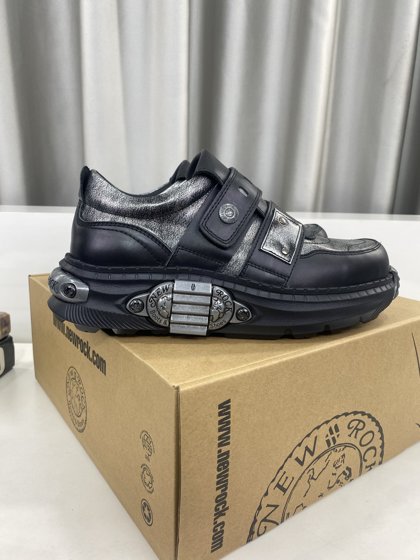 💰男380❣️
NewRock. 暗黑 朋克 马丁 摇滚 坦克 机甲硬核狂战鞋☑️
NEWROCK 西班牙高阶鞋履百年品牌,独具一格的硬核设计进入大众视野,以坦克元素作为鞋底设计,颠覆成规,打破单调沉闷,点亮整体造型,瞩目吸睛,成就无谓之姿。
充满设计感的硬核造型与金属配件的加特下,开启桀骜不驯的朋克精神,演绎独树一帜的标志性风格,在厚底鞋领域展现了其先锋鼻祖的领袖水准,是各大时装周的涅盘宠儿。
📣📣超轻发泡大底解决了笨重的弊端,懂货的闭眼入。
✅面料 头层蜡感小牛皮。
✅内里 头层牛皮内里。
✅原版发泡组合大底4.5公分跟高超级轻。
✅码数:男39-45(45定做不退换)
专柜全套包装