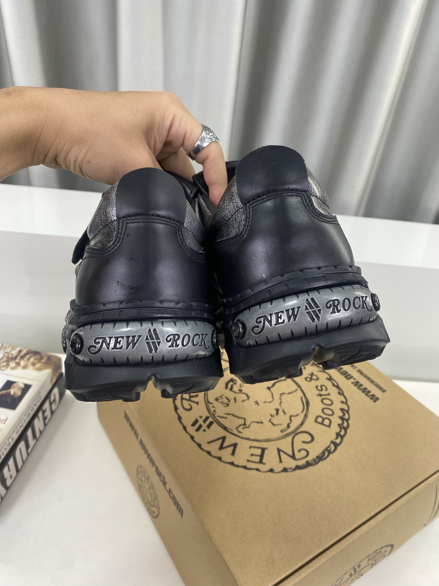 💰男380❣️
NewRock. 暗黑 朋克 马丁 摇滚 坦克 机甲硬核狂战鞋☑️
NEWROCK 西班牙高阶鞋履百年品牌,独具一格的硬核设计进入大众视野,以坦克元素作为鞋底设计,颠覆成规,打破单调沉闷,点亮整体造型,瞩目吸睛,成就无谓之姿。
充满设计感的硬核造型与金属配件的加特下,开启桀骜不驯的朋克精神,演绎独树一帜的标志性风格,在厚底鞋领域展现了其先锋鼻祖的领袖水准,是各大时装周的涅盘宠儿。
📣📣超轻发泡大底解决了笨重的弊端,懂货的闭眼入。
✅面料 头层蜡感小牛皮。
✅内里 头层牛皮内里。
✅原版发泡组合大底4.5公分跟高超级轻。
✅码数:男39-45(45定做不退换)
专柜全套包装