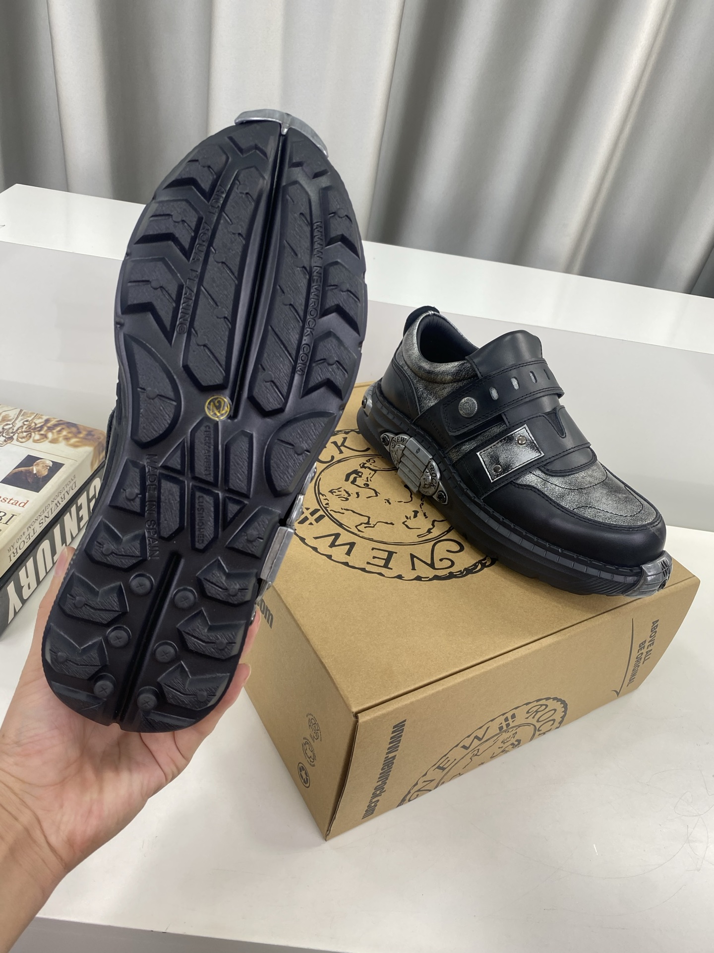 💰男380❣️
NewRock. 暗黑 朋克 马丁 摇滚 坦克 机甲硬核狂战鞋☑️
NEWROCK 西班牙高阶鞋履百年品牌,独具一格的硬核设计进入大众视野,以坦克元素作为鞋底设计,颠覆成规,打破单调沉闷,点亮整体造型,瞩目吸睛,成就无谓之姿。
充满设计感的硬核造型与金属配件的加特下,开启桀骜不驯的朋克精神,演绎独树一帜的标志性风格,在厚底鞋领域展现了其先锋鼻祖的领袖水准,是各大时装周的涅盘宠儿。
📣📣超轻发泡大底解决了笨重的弊端,懂货的闭眼入。
✅面料 头层蜡感小牛皮。
✅内里 头层牛皮内里。
✅原版发泡组合大底4.5公分跟高超级轻。
✅码数:男39-45(45定做不退换)
专柜全套包装