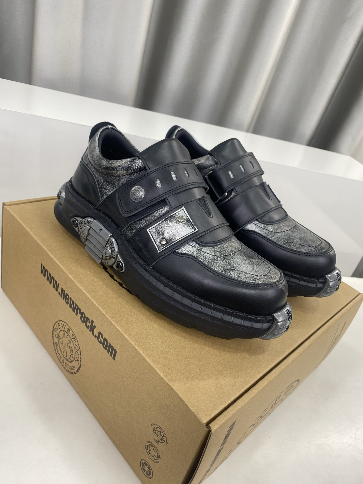 💰男380❣️
NewRock. 暗黑 朋克 马丁 摇滚 坦克 机甲硬核狂战鞋☑️
NEWROCK 西班牙高阶鞋履百年品牌,独具一格的硬核设计进入大众视野,以坦克元素作为鞋底设计,颠覆成规,打破单调沉闷,点亮整体造型,瞩目吸睛,成就无谓之姿。
充满设计感的硬核造型与金属配件的加特下,开启桀骜不驯的朋克精神,演绎独树一帜的标志性风格,在厚底鞋领域展现了其先锋鼻祖的领袖水准,是各大时装周的涅盘宠儿。
📣📣超轻发泡大底解决了笨重的弊端,懂货的闭眼入。
✅面料 头层蜡感小牛皮。
✅内里 头层牛皮内里。
✅原版发泡组合大底4.5公分跟高超级轻。
✅码数:男39-45(45定做不退换)
专柜全套包装