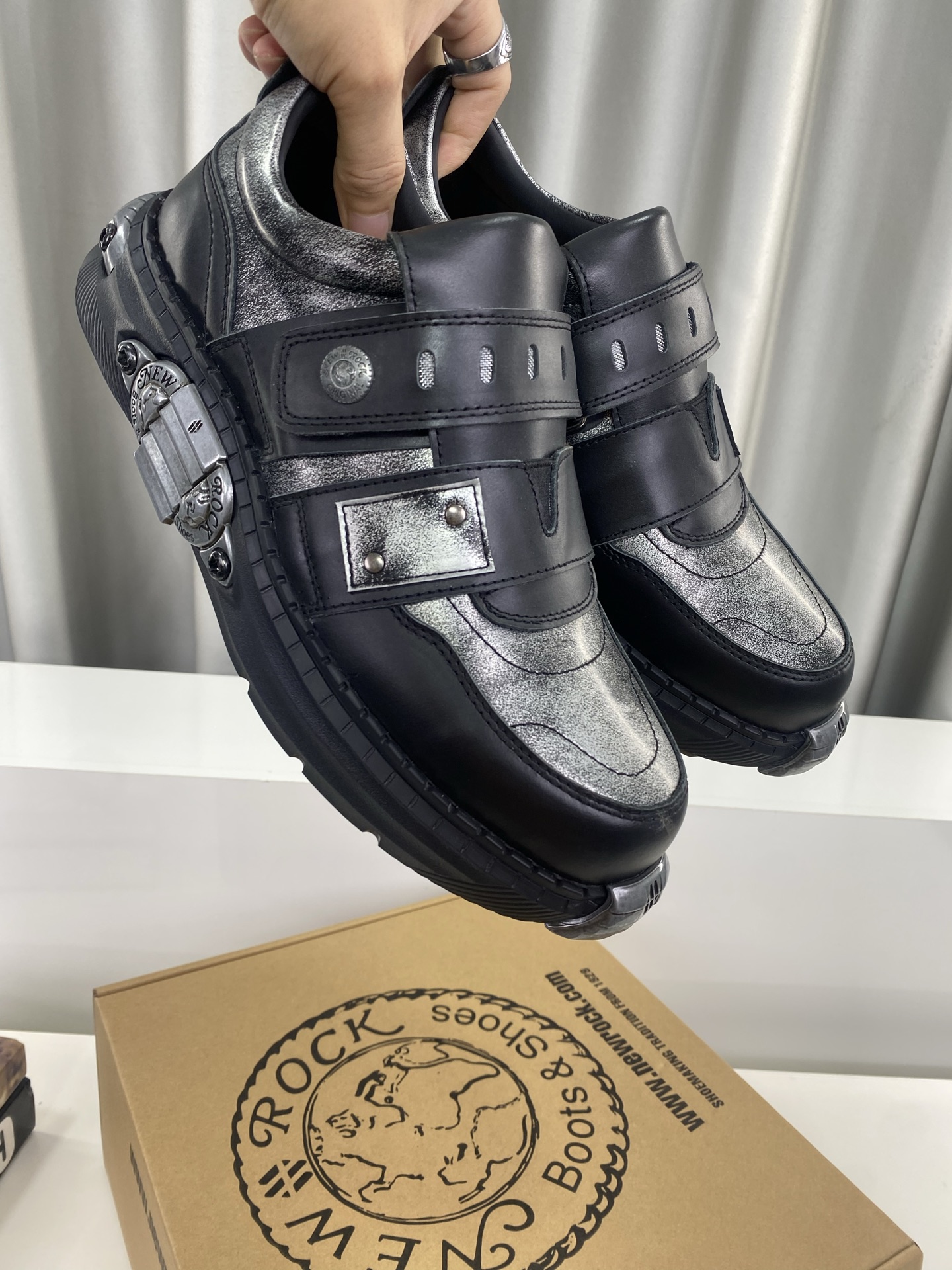 💰男380❣️
NewRock. 暗黑 朋克 马丁 摇滚 坦克 机甲硬核狂战鞋☑️
NEWROCK 西班牙高阶鞋履百年品牌,独具一格的硬核设计进入大众视野,以坦克元素作为鞋底设计,颠覆成规,打破单调沉闷,点亮整体造型,瞩目吸睛,成就无谓之姿。
充满设计感的硬核造型与金属配件的加特下,开启桀骜不驯的朋克精神,演绎独树一帜的标志性风格,在厚底鞋领域展现了其先锋鼻祖的领袖水准,是各大时装周的涅盘宠儿。
📣📣超轻发泡大底解决了笨重的弊端,懂货的闭眼入。
✅面料 头层蜡感小牛皮。
✅内里 头层牛皮内里。
✅原版发泡组合大底4.5公分跟高超级轻。
✅码数:男39-45(45定做不退换)
专柜全套包装