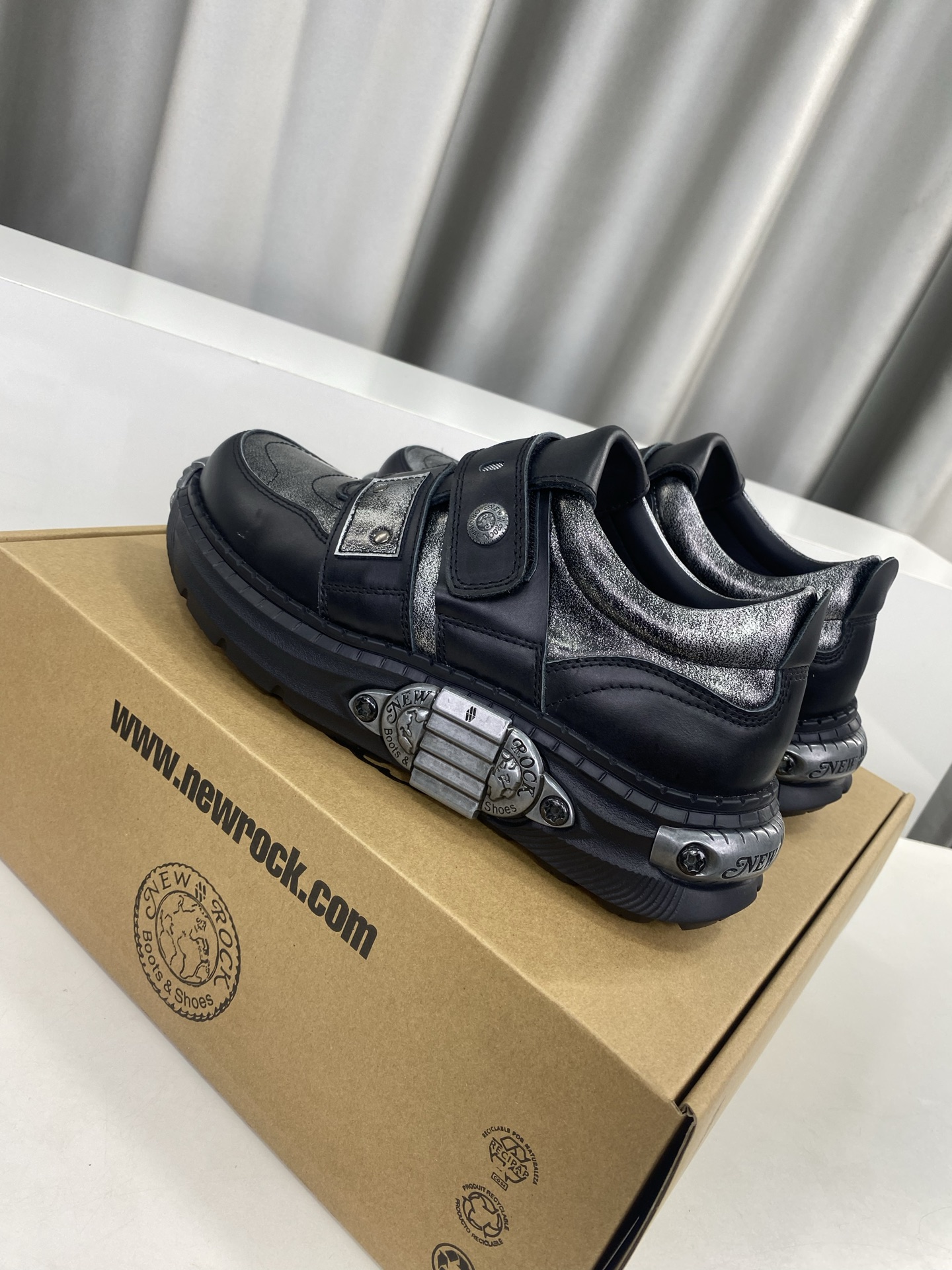 💰男380❣️
NewRock. 暗黑 朋克 马丁 摇滚 坦克 机甲硬核狂战鞋☑️
NEWROCK 西班牙高阶鞋履百年品牌,独具一格的硬核设计进入大众视野,以坦克元素作为鞋底设计,颠覆成规,打破单调沉闷,点亮整体造型,瞩目吸睛,成就无谓之姿。
充满设计感的硬核造型与金属配件的加特下,开启桀骜不驯的朋克精神,演绎独树一帜的标志性风格,在厚底鞋领域展现了其先锋鼻祖的领袖水准,是各大时装周的涅盘宠儿。
📣📣超轻发泡大底解决了笨重的弊端,懂货的闭眼入。
✅面料 头层蜡感小牛皮。
✅内里 头层牛皮内里。
✅原版发泡组合大底4.5公分跟高超级轻。
✅码数:男39-45(45定做不退换)
专柜全套包装