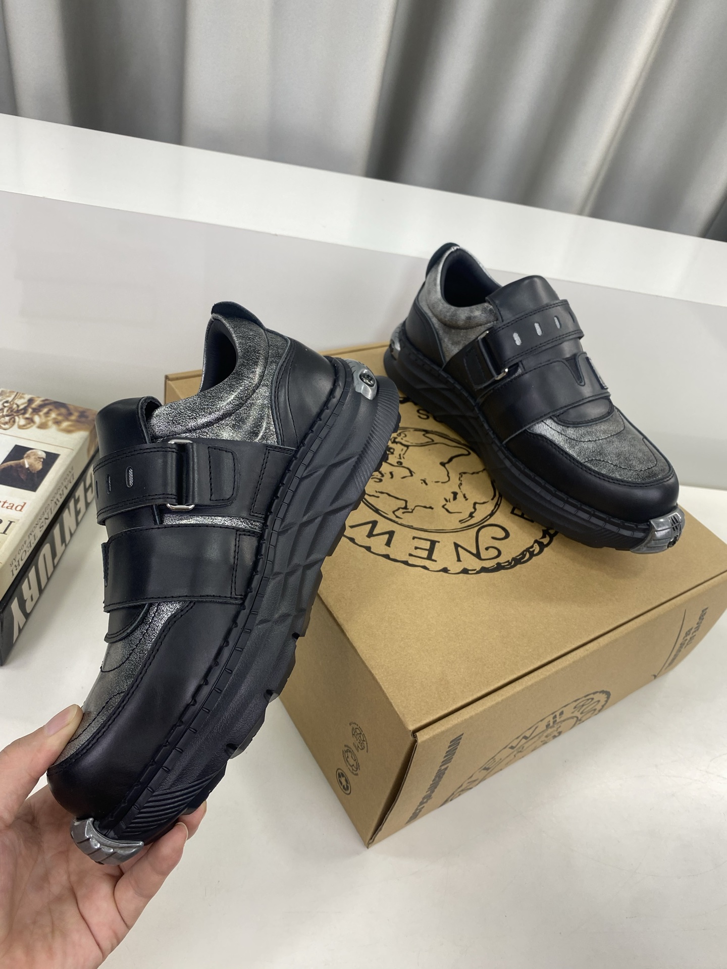 💰男380❣️
NewRock. 暗黑 朋克 马丁 摇滚 坦克 机甲硬核狂战鞋☑️
NEWROCK 西班牙高阶鞋履百年品牌,独具一格的硬核设计进入大众视野,以坦克元素作为鞋底设计,颠覆成规,打破单调沉闷,点亮整体造型,瞩目吸睛,成就无谓之姿。
充满设计感的硬核造型与金属配件的加特下,开启桀骜不驯的朋克精神,演绎独树一帜的标志性风格,在厚底鞋领域展现了其先锋鼻祖的领袖水准,是各大时装周的涅盘宠儿。
📣📣超轻发泡大底解决了笨重的弊端,懂货的闭眼入。
✅面料 头层蜡感小牛皮。
✅内里 头层牛皮内里。
✅原版发泡组合大底4.5公分跟高超级轻。
✅码数:男39-45(45定做不退换)
专柜全套包装