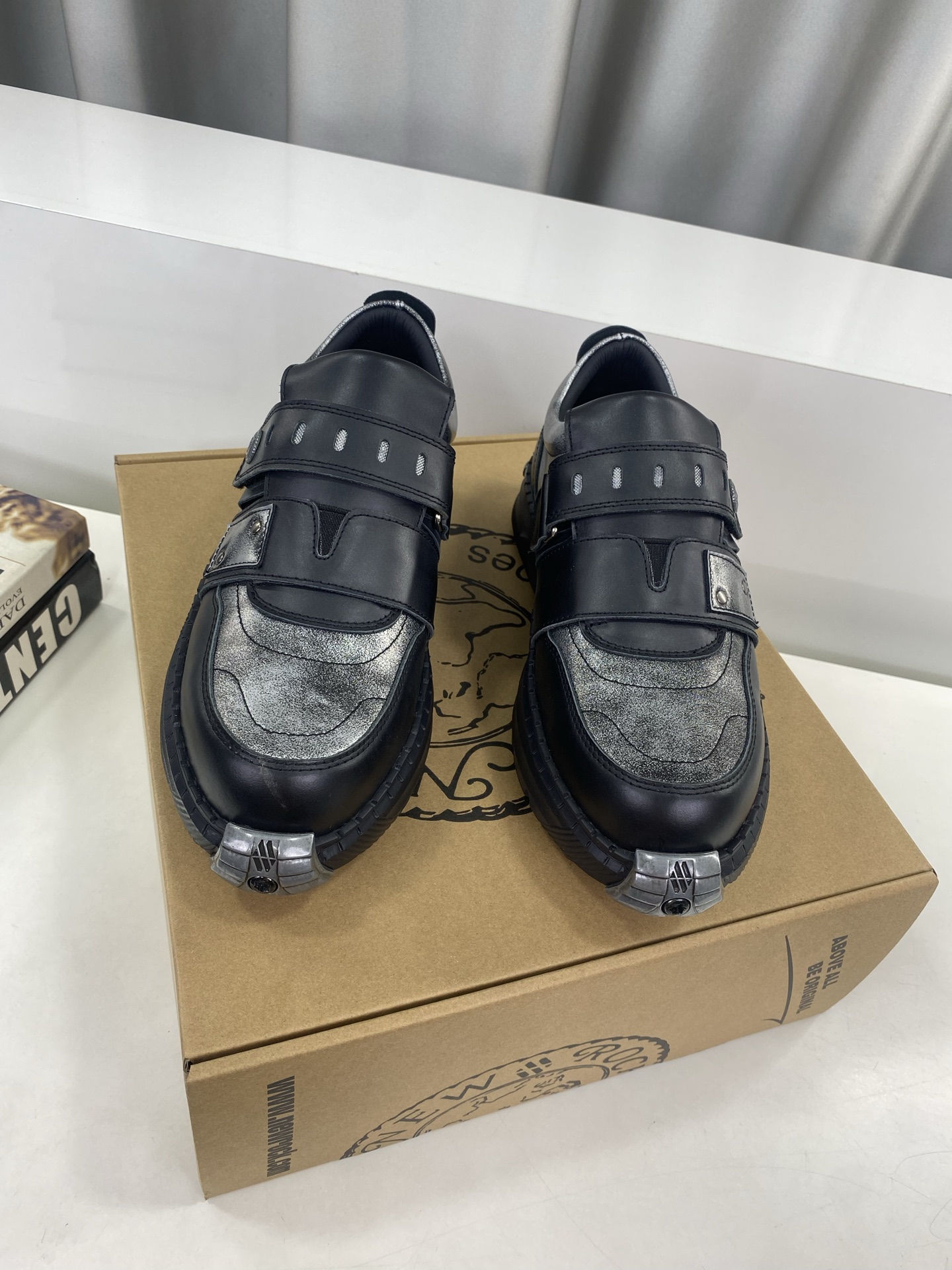 💰男380❣️
NewRock. 暗黑 朋克 马丁 摇滚 坦克 机甲硬核狂战鞋☑️
NEWROCK 西班牙高阶鞋履百年品牌,独具一格的硬核设计进入大众视野,以坦克元素作为鞋底设计,颠覆成规,打破单调沉闷,点亮整体造型,瞩目吸睛,成就无谓之姿。
充满设计感的硬核造型与金属配件的加特下,开启桀骜不驯的朋克精神,演绎独树一帜的标志性风格,在厚底鞋领域展现了其先锋鼻祖的领袖水准,是各大时装周的涅盘宠儿。
📣📣超轻发泡大底解决了笨重的弊端,懂货的闭眼入。
✅面料 头层蜡感小牛皮。
✅内里 头层牛皮内里。
✅原版发泡组合大底4.5公分跟高超级轻。
✅码数:男39-45(45定做不退换)
专柜全套包装