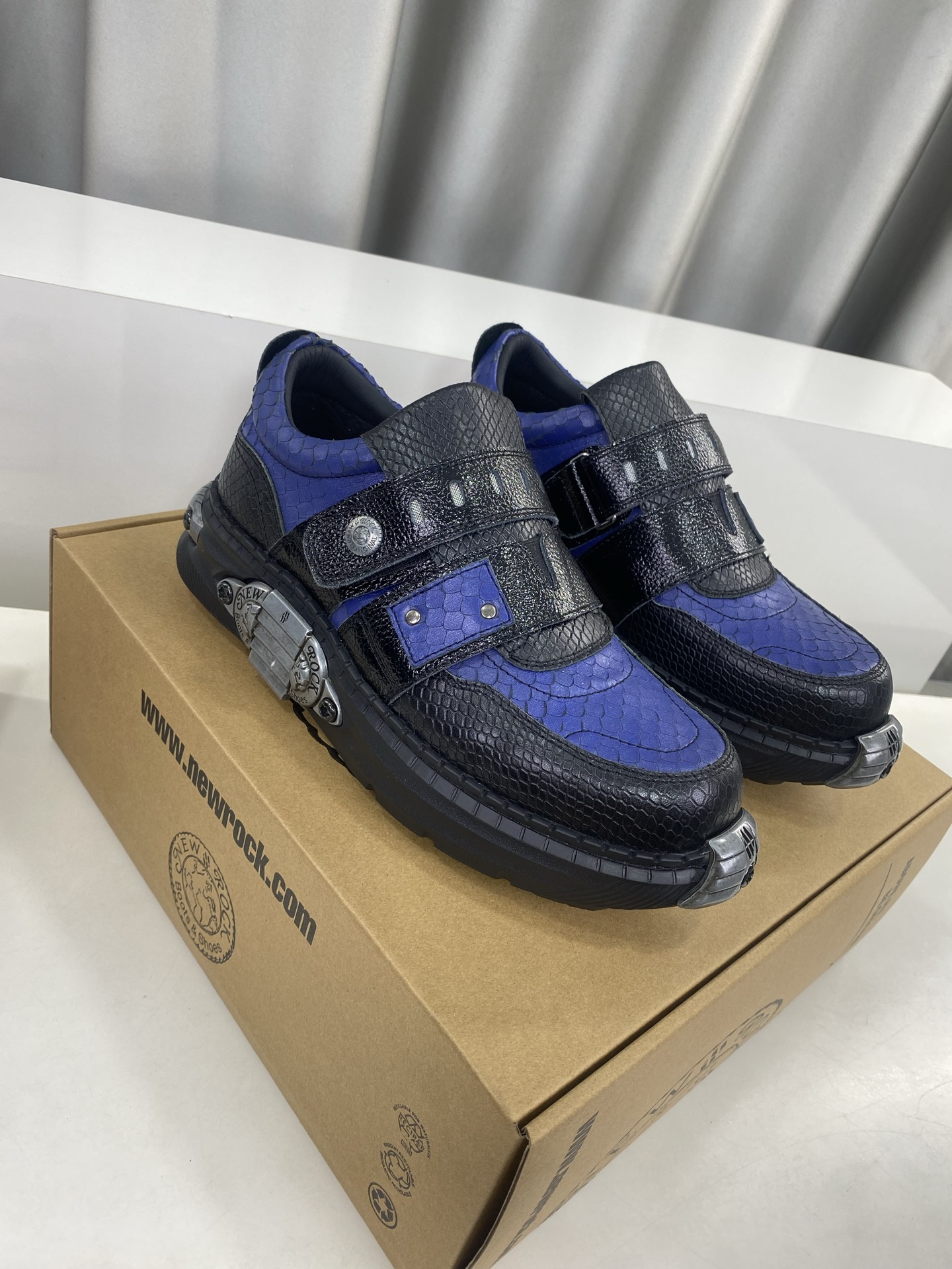 💰男380❣️
NewRock. 暗黑 朋克 马丁 摇滚 坦克 机甲硬核狂战鞋☑️
NEWROCK 西班牙高阶鞋履百年品牌,独具一格的硬核设计进入大众视野,以坦克元素作为鞋底设计,颠覆成规,打破单调沉闷,点亮整体造型,瞩目吸睛,成就无谓之姿。
充满设计感的硬核造型与金属配件的加特下,开启桀骜不驯的朋克精神,演绎独树一帜的标志性风格,在厚底鞋领域展现了其先锋鼻祖的领袖水准,是各大时装周的涅盘宠儿。
📣📣超轻发泡大底解决了笨重的弊端,懂货的闭眼入。
✅面料 头层蜡感小牛皮。
✅内里 头层牛皮内里。
✅原版发泡组合大底4.5公分跟高超级轻。
✅码数:男39-45(45定做不退换)
专柜全套包装
