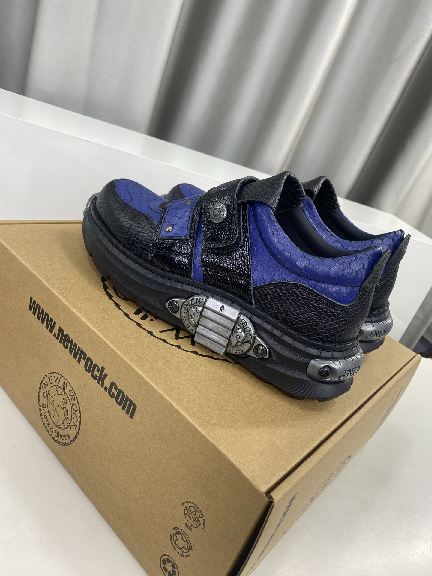💰男380❣️
NewRock. 暗黑 朋克 马丁 摇滚 坦克 机甲硬核狂战鞋☑️
NEWROCK 西班牙高阶鞋履百年品牌,独具一格的硬核设计进入大众视野,以坦克元素作为鞋底设计,颠覆成规,打破单调沉闷,点亮整体造型,瞩目吸睛,成就无谓之姿。
充满设计感的硬核造型与金属配件的加特下,开启桀骜不驯的朋克精神,演绎独树一帜的标志性风格,在厚底鞋领域展现了其先锋鼻祖的领袖水准,是各大时装周的涅盘宠儿。
📣📣超轻发泡大底解决了笨重的弊端,懂货的闭眼入。
✅面料 头层蜡感小牛皮。
✅内里 头层牛皮内里。
✅原版发泡组合大底4.5公分跟高超级轻。
✅码数:男39-45(45定做不退换)
专柜全套包装