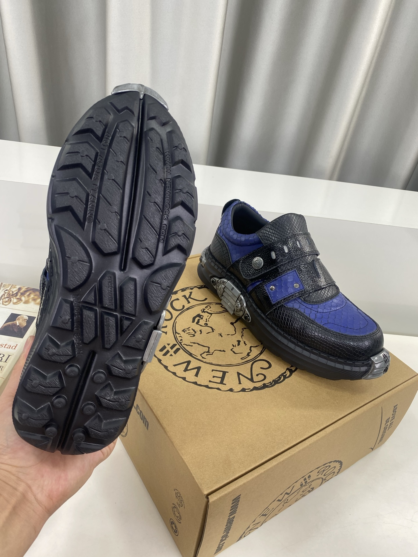 💰男380❣️
NewRock. 暗黑 朋克 马丁 摇滚 坦克 机甲硬核狂战鞋☑️
NEWROCK 西班牙高阶鞋履百年品牌,独具一格的硬核设计进入大众视野,以坦克元素作为鞋底设计,颠覆成规,打破单调沉闷,点亮整体造型,瞩目吸睛,成就无谓之姿。
充满设计感的硬核造型与金属配件的加特下,开启桀骜不驯的朋克精神,演绎独树一帜的标志性风格,在厚底鞋领域展现了其先锋鼻祖的领袖水准,是各大时装周的涅盘宠儿。
📣📣超轻发泡大底解决了笨重的弊端,懂货的闭眼入。
✅面料 头层蜡感小牛皮。
✅内里 头层牛皮内里。
✅原版发泡组合大底4.5公分跟高超级轻。
✅码数:男39-45(45定做不退换)
专柜全套包装