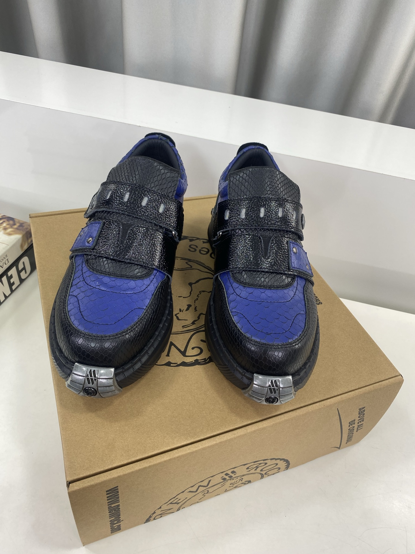 💰男380❣️
NewRock. 暗黑 朋克 马丁 摇滚 坦克 机甲硬核狂战鞋☑️
NEWROCK 西班牙高阶鞋履百年品牌,独具一格的硬核设计进入大众视野,以坦克元素作为鞋底设计,颠覆成规,打破单调沉闷,点亮整体造型,瞩目吸睛,成就无谓之姿。
充满设计感的硬核造型与金属配件的加特下,开启桀骜不驯的朋克精神,演绎独树一帜的标志性风格,在厚底鞋领域展现了其先锋鼻祖的领袖水准,是各大时装周的涅盘宠儿。
📣📣超轻发泡大底解决了笨重的弊端,懂货的闭眼入。
✅面料 头层蜡感小牛皮。
✅内里 头层牛皮内里。
✅原版发泡组合大底4.5公分跟高超级轻。
✅码数:男39-45(45定做不退换)
专柜全套包装