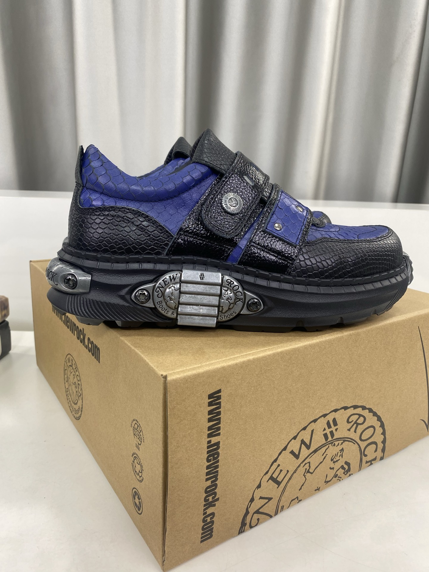 💰男380❣️
NewRock. 暗黑 朋克 马丁 摇滚 坦克 机甲硬核狂战鞋☑️
NEWROCK 西班牙高阶鞋履百年品牌,独具一格的硬核设计进入大众视野,以坦克元素作为鞋底设计,颠覆成规,打破单调沉闷,点亮整体造型,瞩目吸睛,成就无谓之姿。
充满设计感的硬核造型与金属配件的加特下,开启桀骜不驯的朋克精神,演绎独树一帜的标志性风格,在厚底鞋领域展现了其先锋鼻祖的领袖水准,是各大时装周的涅盘宠儿。
📣📣超轻发泡大底解决了笨重的弊端,懂货的闭眼入。
✅面料 头层蜡感小牛皮。
✅内里 头层牛皮内里。
✅原版发泡组合大底4.5公分跟高超级轻。
✅码数:男39-45(45定做不退换)
专柜全套包装