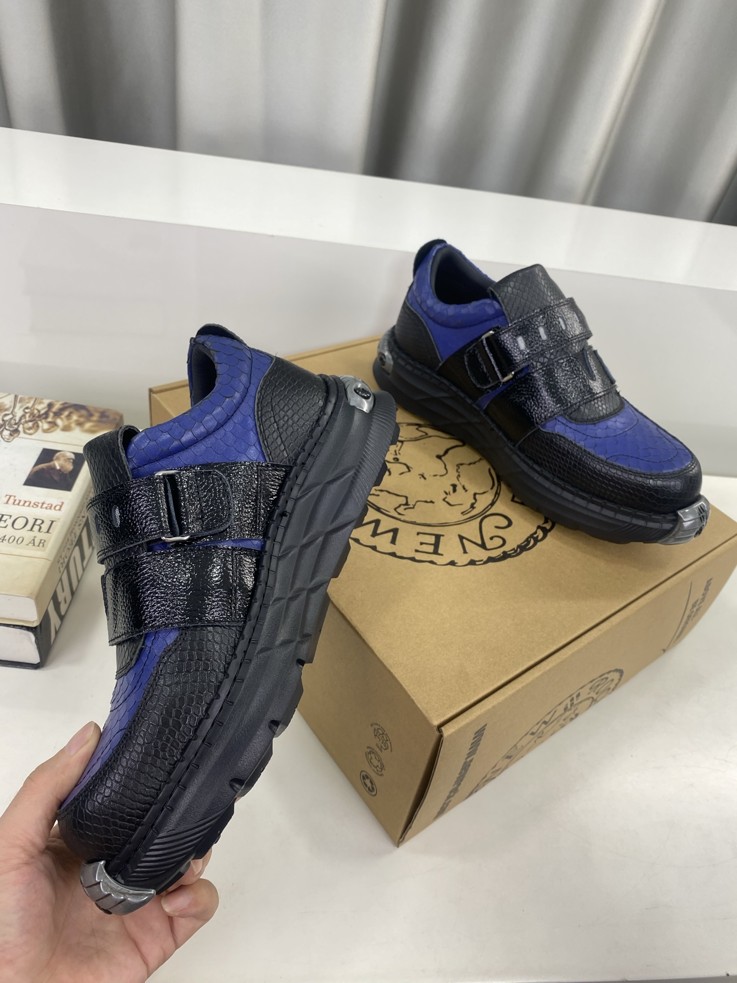 💰男380❣️
NewRock. 暗黑 朋克 马丁 摇滚 坦克 机甲硬核狂战鞋☑️
NEWROCK 西班牙高阶鞋履百年品牌,独具一格的硬核设计进入大众视野,以坦克元素作为鞋底设计,颠覆成规,打破单调沉闷,点亮整体造型,瞩目吸睛,成就无谓之姿。
充满设计感的硬核造型与金属配件的加特下,开启桀骜不驯的朋克精神,演绎独树一帜的标志性风格,在厚底鞋领域展现了其先锋鼻祖的领袖水准,是各大时装周的涅盘宠儿。
📣📣超轻发泡大底解决了笨重的弊端,懂货的闭眼入。
✅面料 头层蜡感小牛皮。
✅内里 头层牛皮内里。
✅原版发泡组合大底4.5公分跟高超级轻。
✅码数:男39-45(45定做不退换)
专柜全套包装