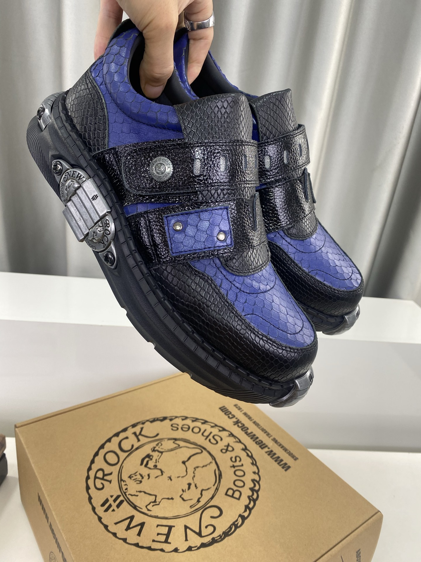 💰男380❣️
NewRock. 暗黑 朋克 马丁 摇滚 坦克 机甲硬核狂战鞋☑️
NEWROCK 西班牙高阶鞋履百年品牌,独具一格的硬核设计进入大众视野,以坦克元素作为鞋底设计,颠覆成规,打破单调沉闷,点亮整体造型,瞩目吸睛,成就无谓之姿。
充满设计感的硬核造型与金属配件的加特下,开启桀骜不驯的朋克精神,演绎独树一帜的标志性风格,在厚底鞋领域展现了其先锋鼻祖的领袖水准,是各大时装周的涅盘宠儿。
📣📣超轻发泡大底解决了笨重的弊端,懂货的闭眼入。
✅面料 头层蜡感小牛皮。
✅内里 头层牛皮内里。
✅原版发泡组合大底4.5公分跟高超级轻。
✅码数:男39-45(45定做不退换)
专柜全套包装